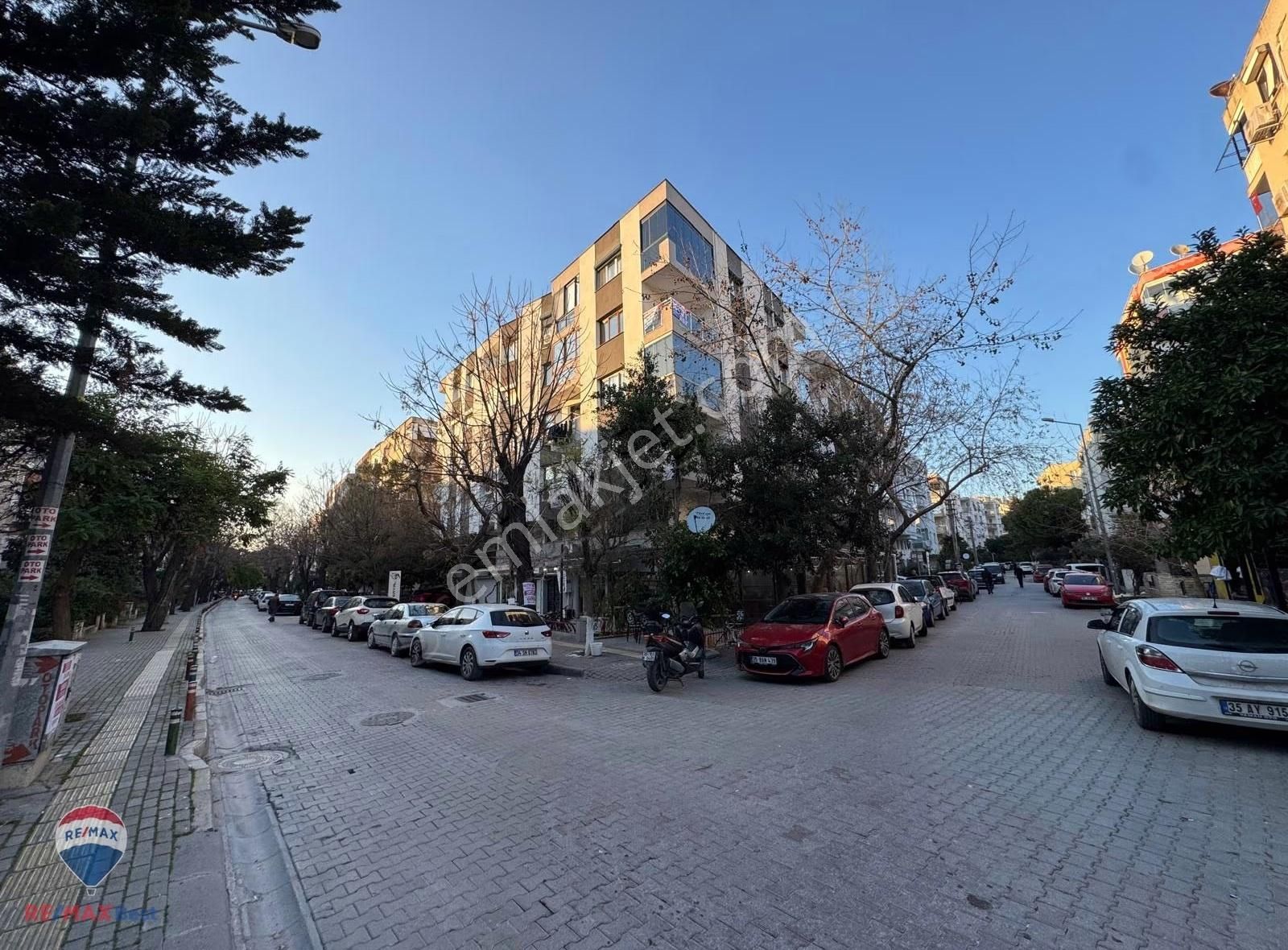 53 Karşıyaka Belediyesi Arkasında Ara Kat 3+1 Kiralık Daire