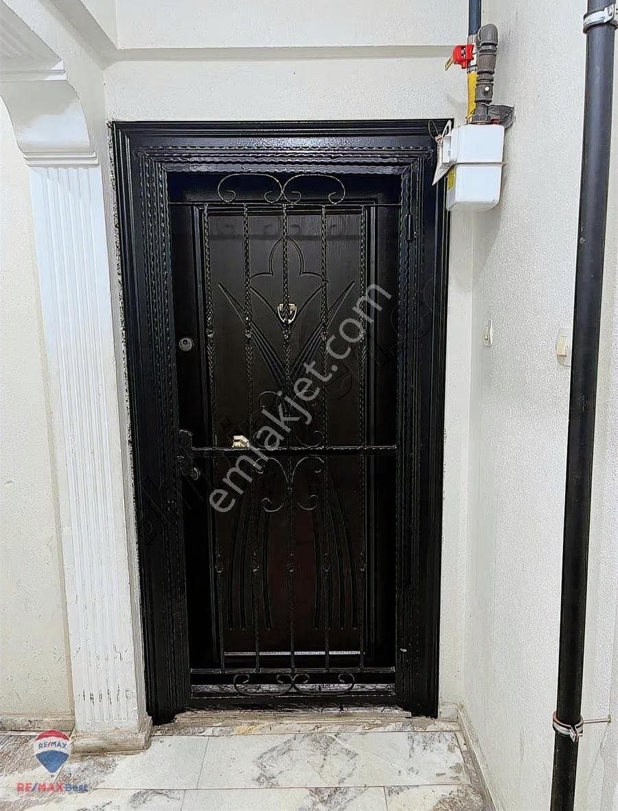 9 Bayraklı Adalet Mahallesi'nde Geniş 3+1 Kiralık Daire