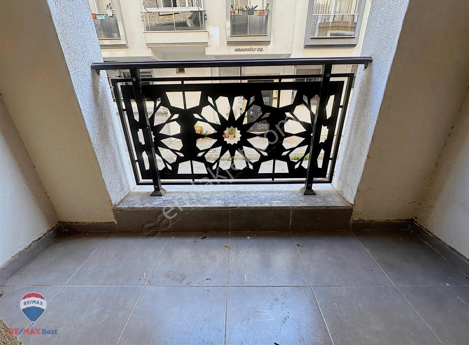 9 Demirköprü'de Ordu Bulvarı Yakını 1+1 Satılık Daıre