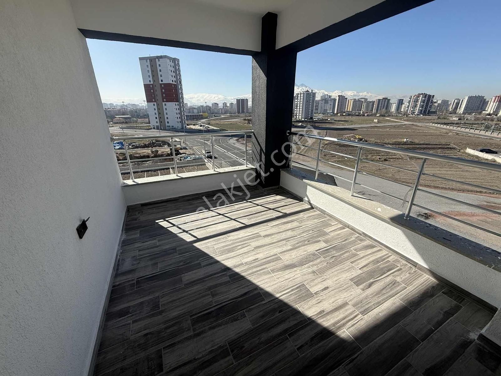 Fetanet Emlaktan Zümrüt Mahallesinde Sıfır Lüks 3+1 Kiralık Ara - Görsel 18