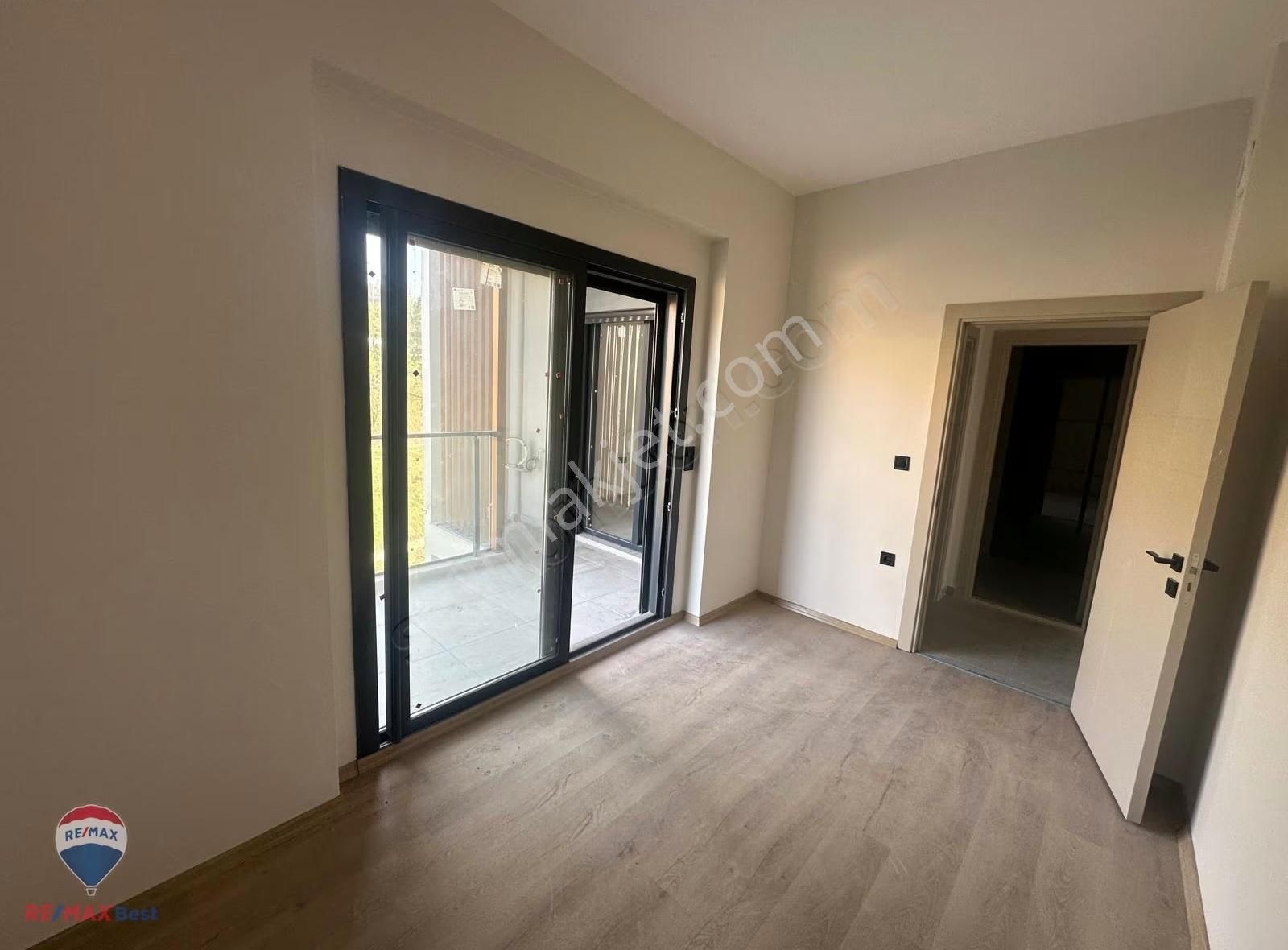 35 Bayraklı Onur Mahallesınde Havuzlu Sıtede Lüks Satılık Daıre - Görsel 2