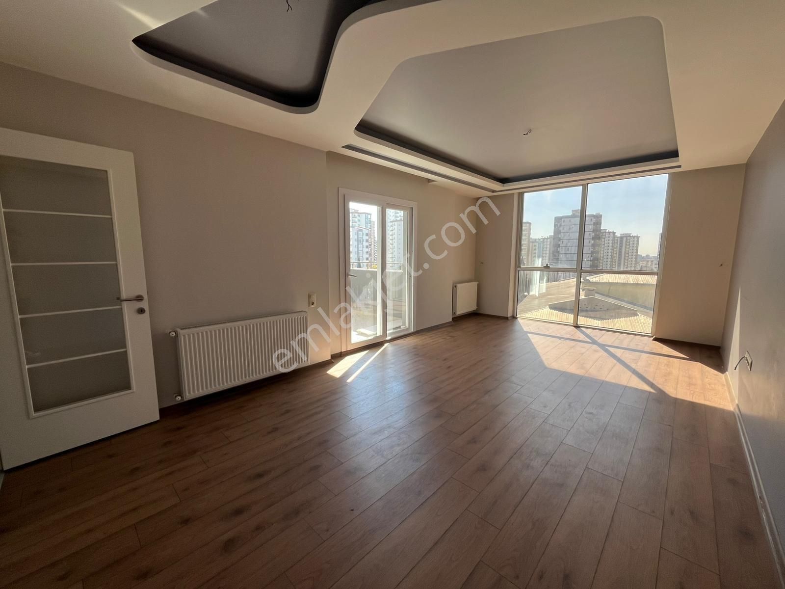 100. Yıl’da 3+1 K.mutfak Doğalgazlı Ebeveyn Banyolu Geniş Oturumlu Kiralık Daire