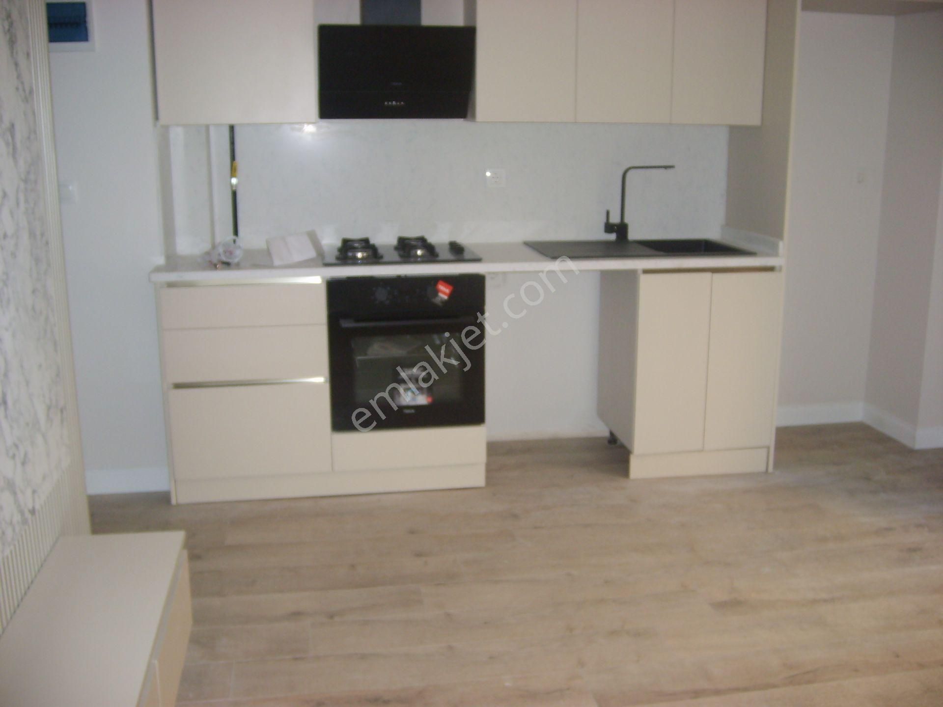 Bahçeli De 1+1 Sıfır Bahçe Katı Kombili Asansörlü Otoparklı Amerikan Mutfaklı