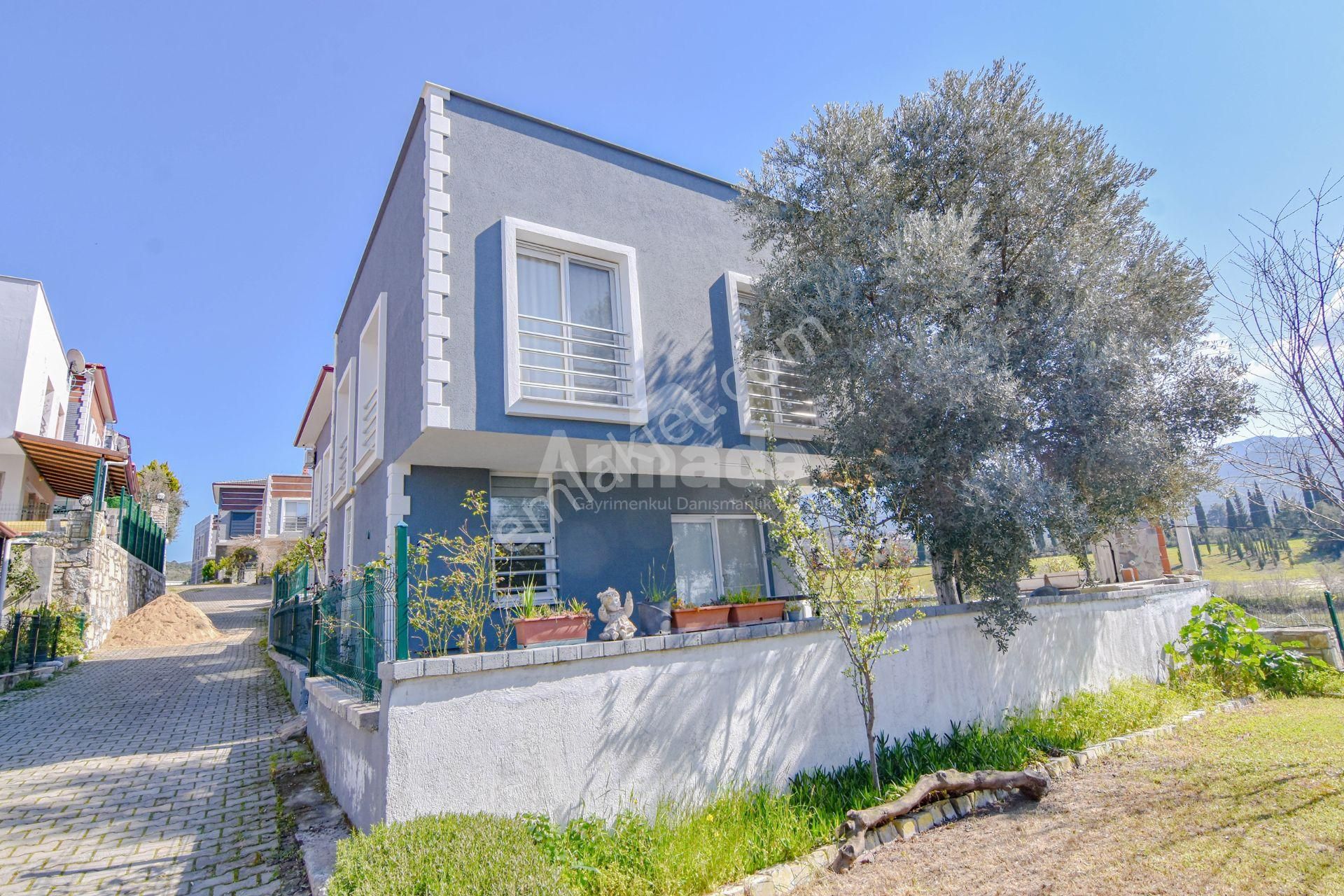 Kuşadası Davutlarda Havuzlu Site İçerisinde Satılık 3+1 Villa