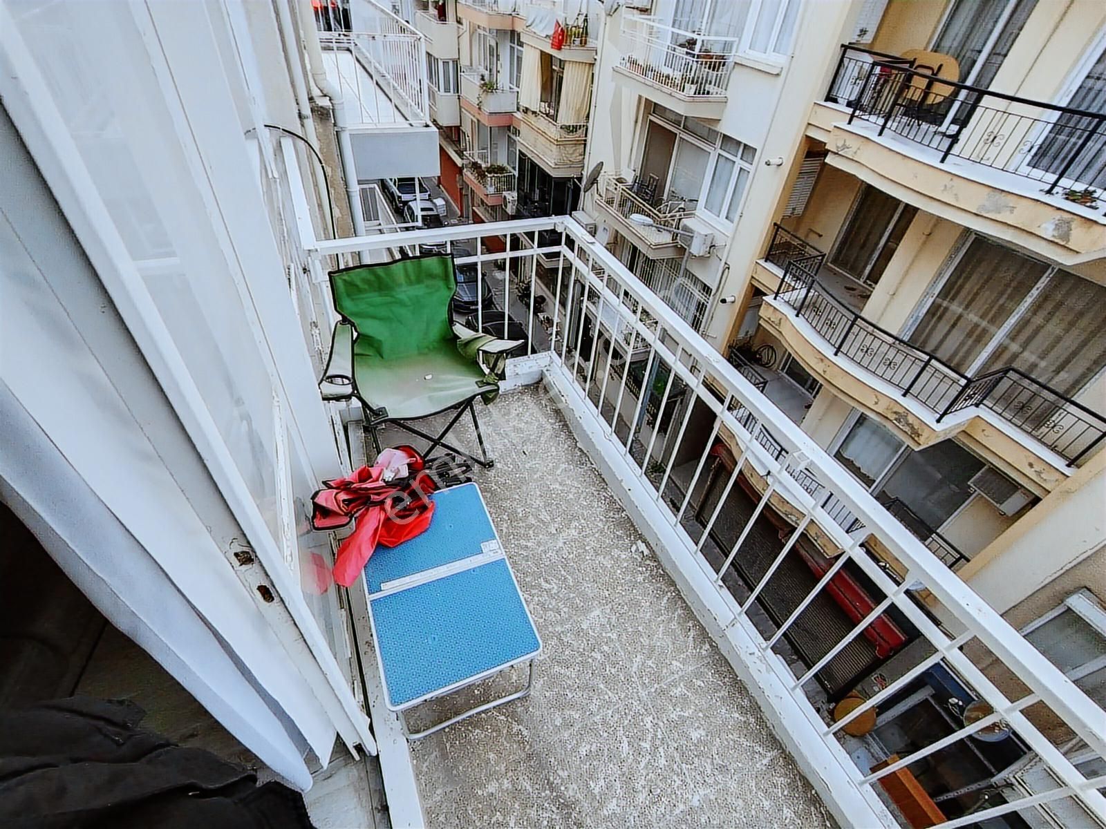 Karşıyaka Çarşı Yakını Arakat Tadilatlı Kombili 2+1 Daire - Görsel 3