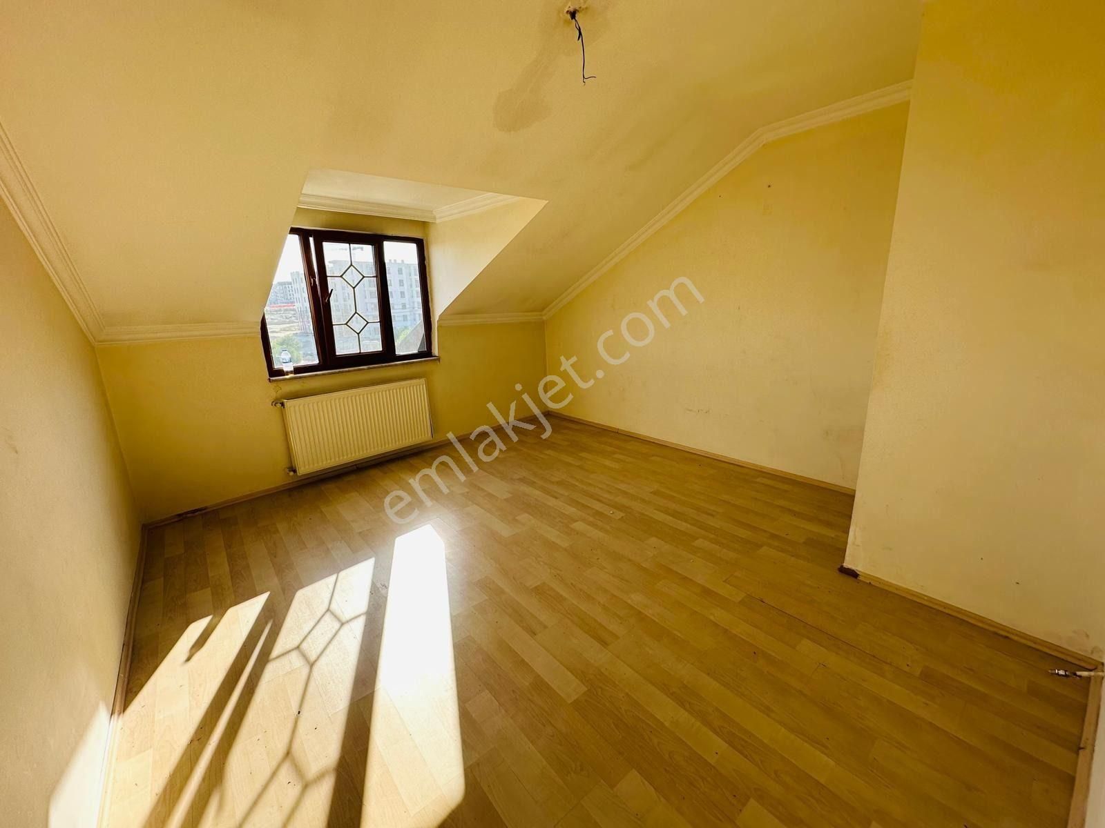 Sultançifliği Mah 2+1 90m2 Kiralık Çatı Katı