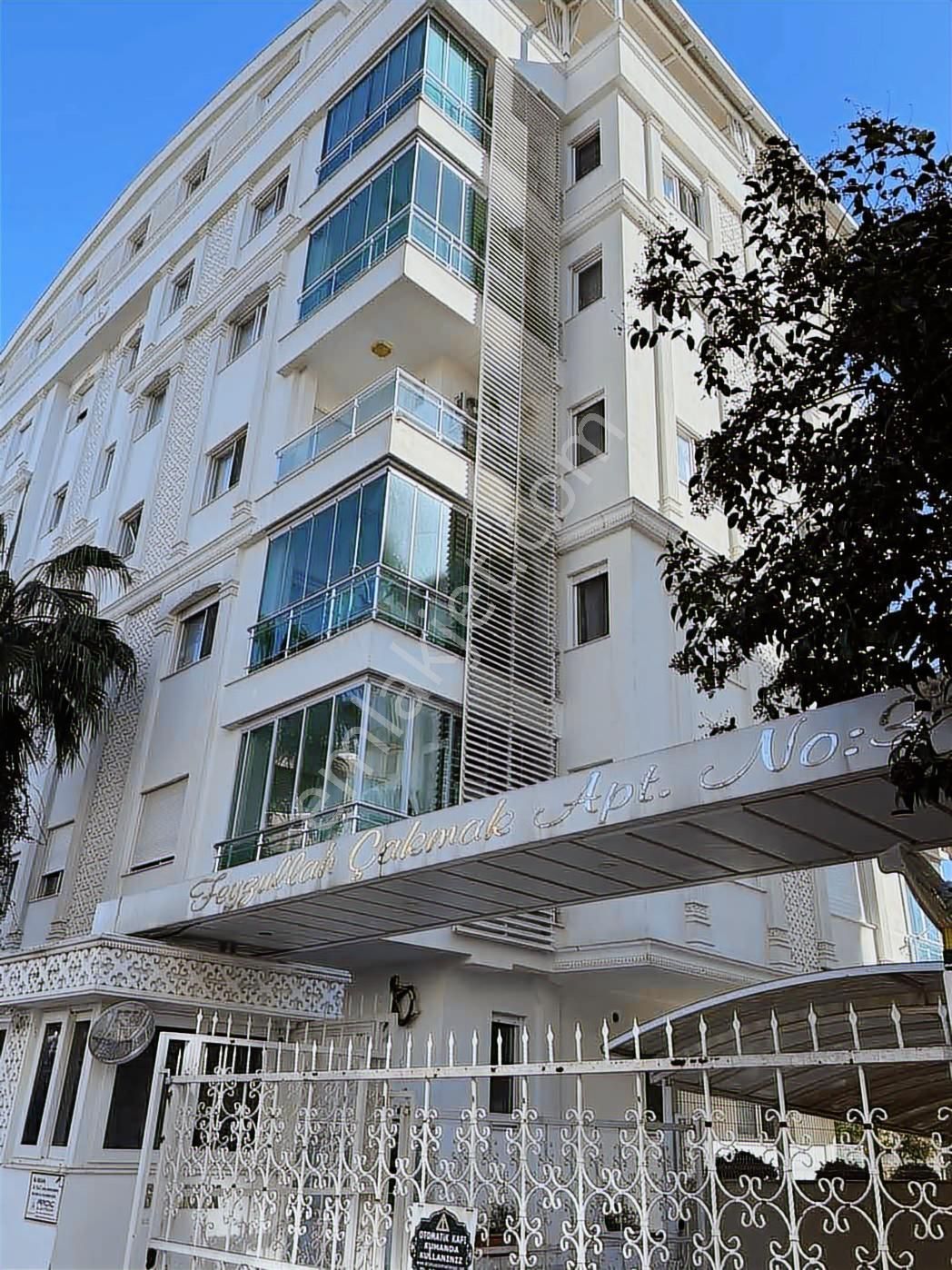 Uncalıda Havuzlu Otoparklı Ara Kat Geniş 3+1 Daire