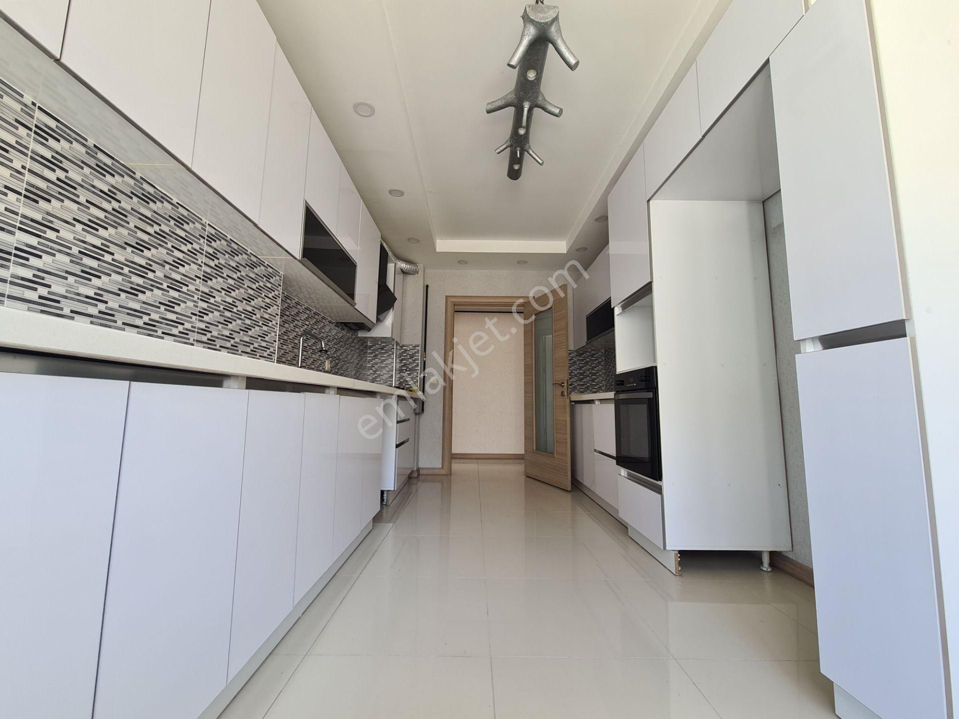 Çift Bloklu Site 2-banyo & Giyinme Odalı Krediye Uygun 165m² 4+1