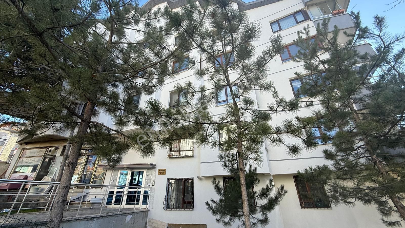 Dikmen Sokullu Caddede Ara Kat 150 M2 4+1 Satılık Daire