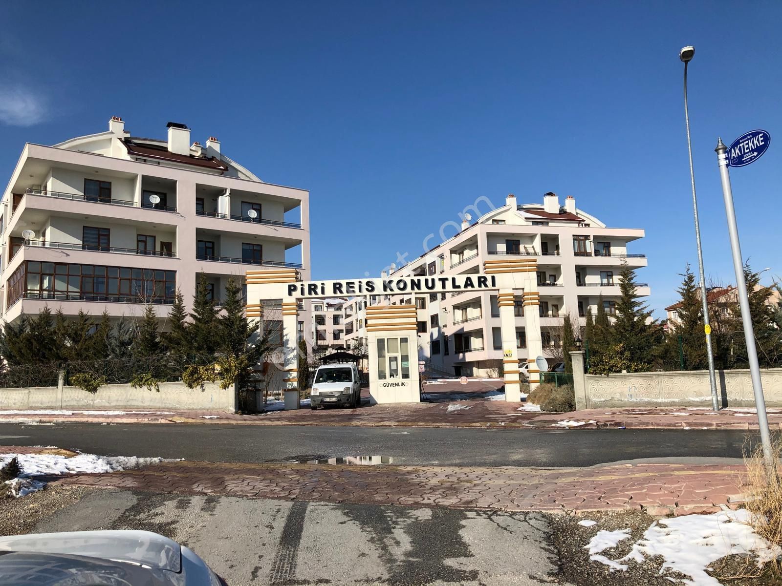 İstanbulyoluüstü/2+1amerikanmutfak/24saatgüvenliklisiteiçi