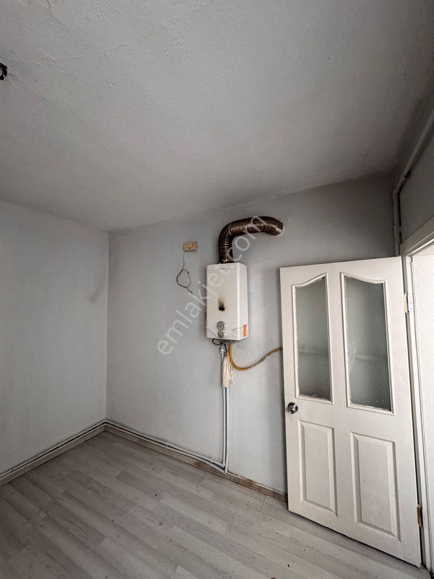 Merkezi Konumda 2+1 Balkonlu 3. Kat Ferahlığıyla Kiralık Daire - Görsel 4