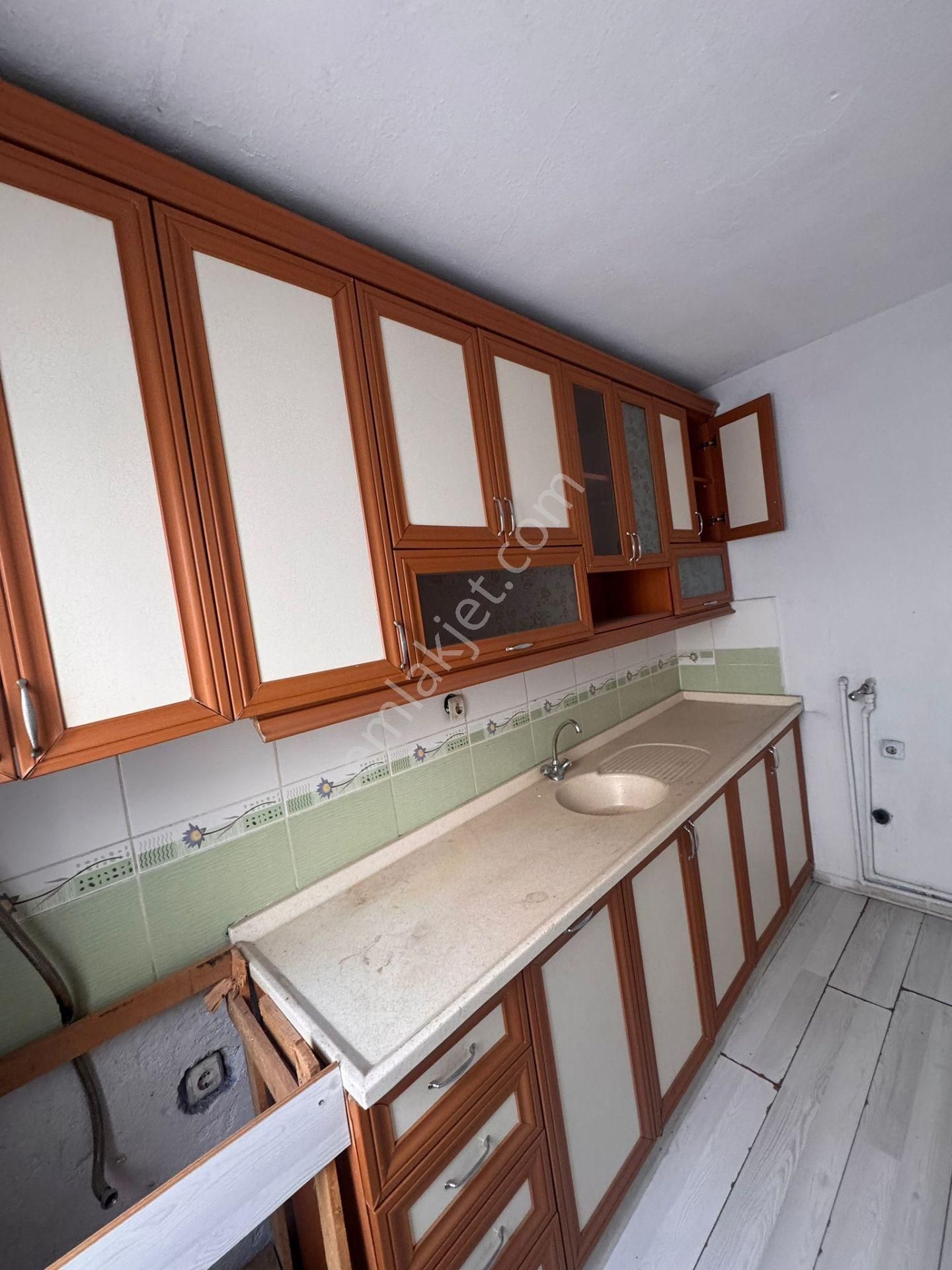 Merkezi Konumda 2+1 Balkonlu 3. Kat Ferahlığıyla Kiralık Daire - Görsel 3