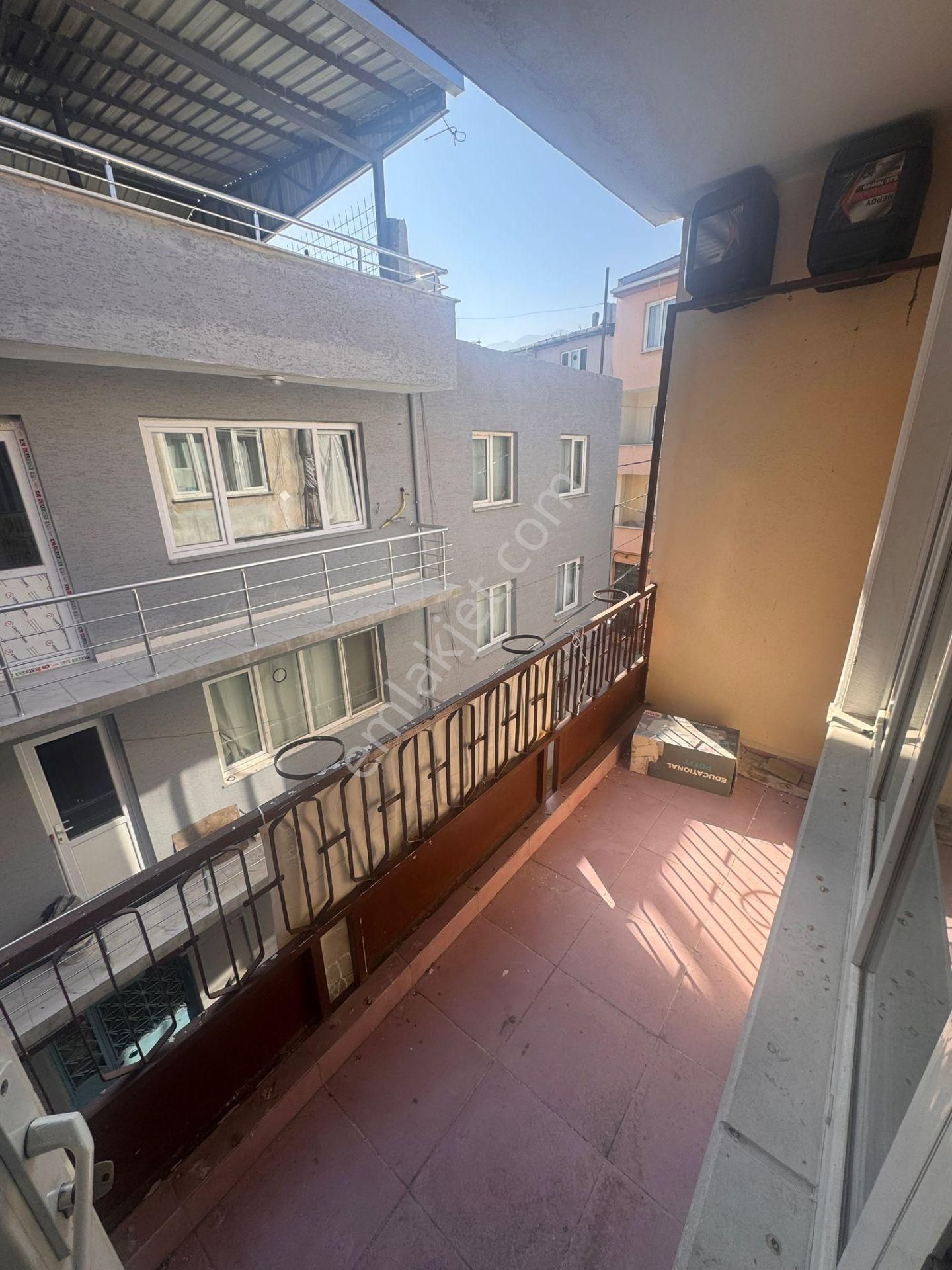 Merkezi Konumda 2+1 Balkonlu 3. Kat Ferahlığıyla Kiralık Daire - Görsel 12