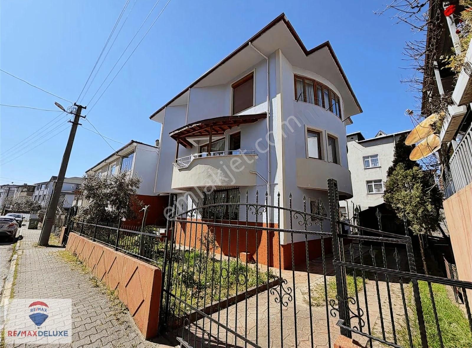 Tütünçiftlik Kuzey Mah. Satılık 3 Katlı Müstakil Bahçeli Ev