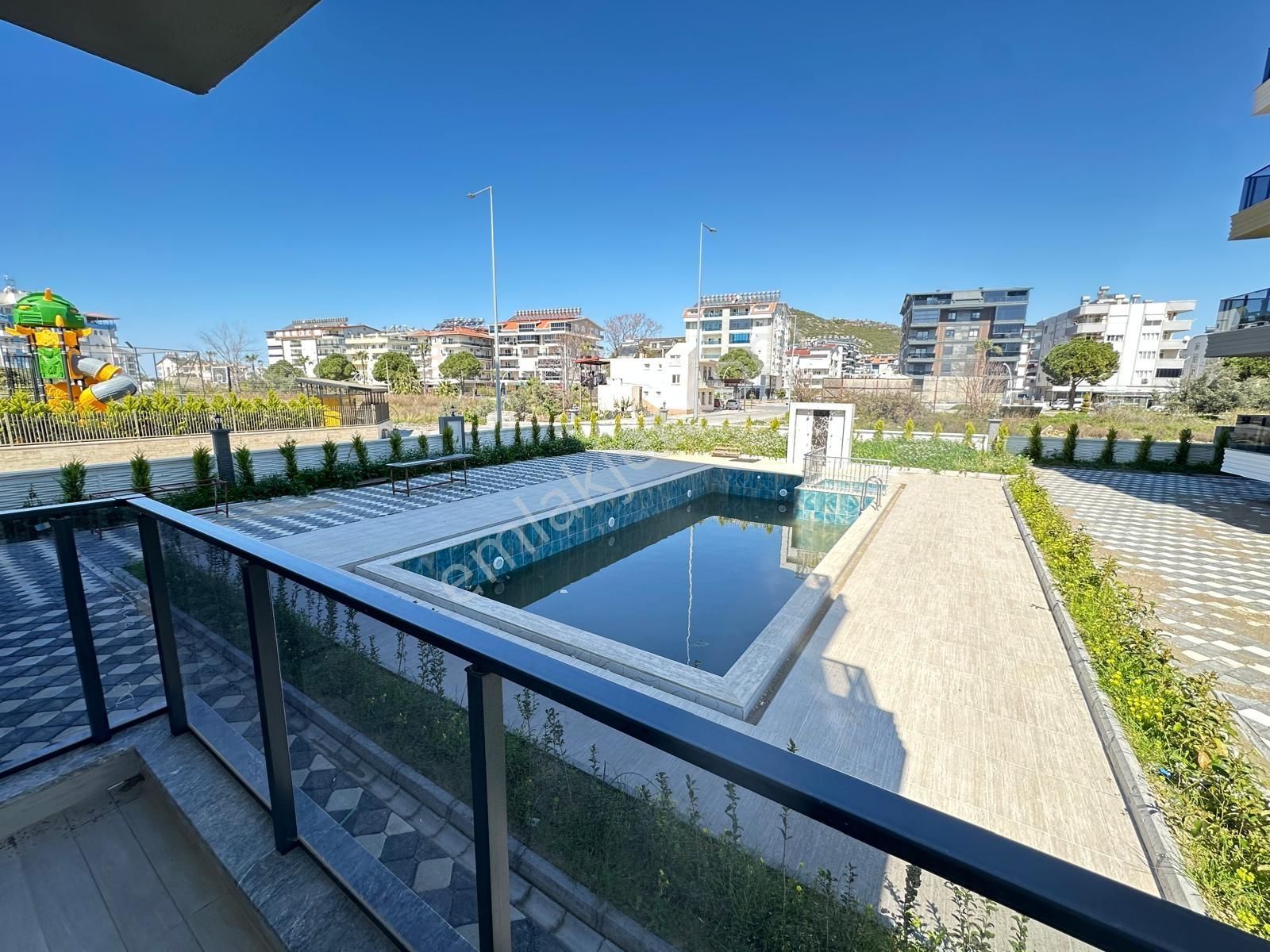 Denize Yakın Konumda Havuz Cepheli 1+1 Daire - Görsel 6