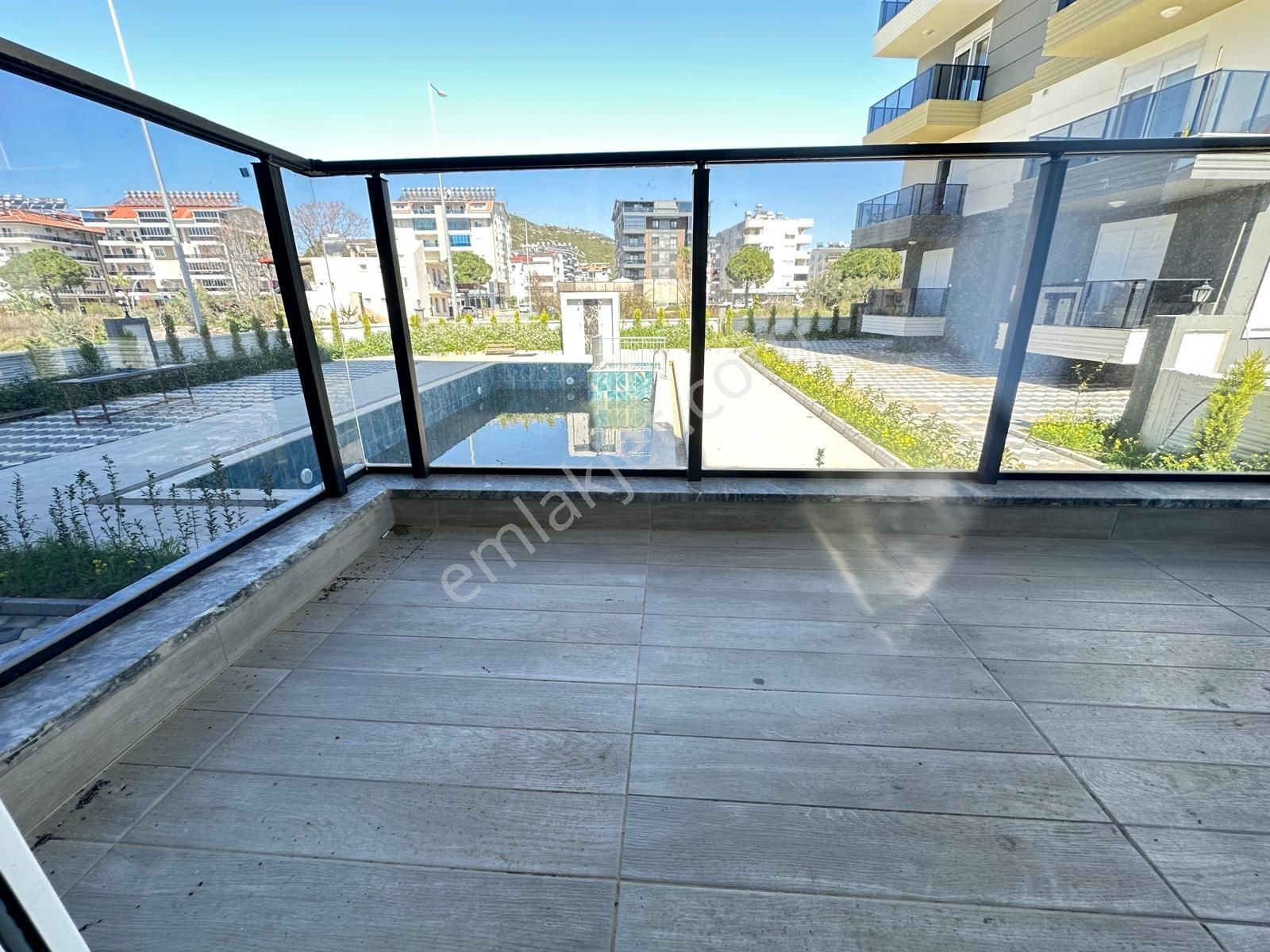 Denize Yakın Konumda Havuz Cepheli 1+1 Daire - Görsel 14