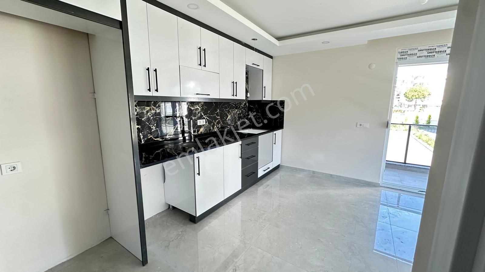 Denize Yakın Konumda Havuz Cepheli 1+1 Daire - Görsel 16