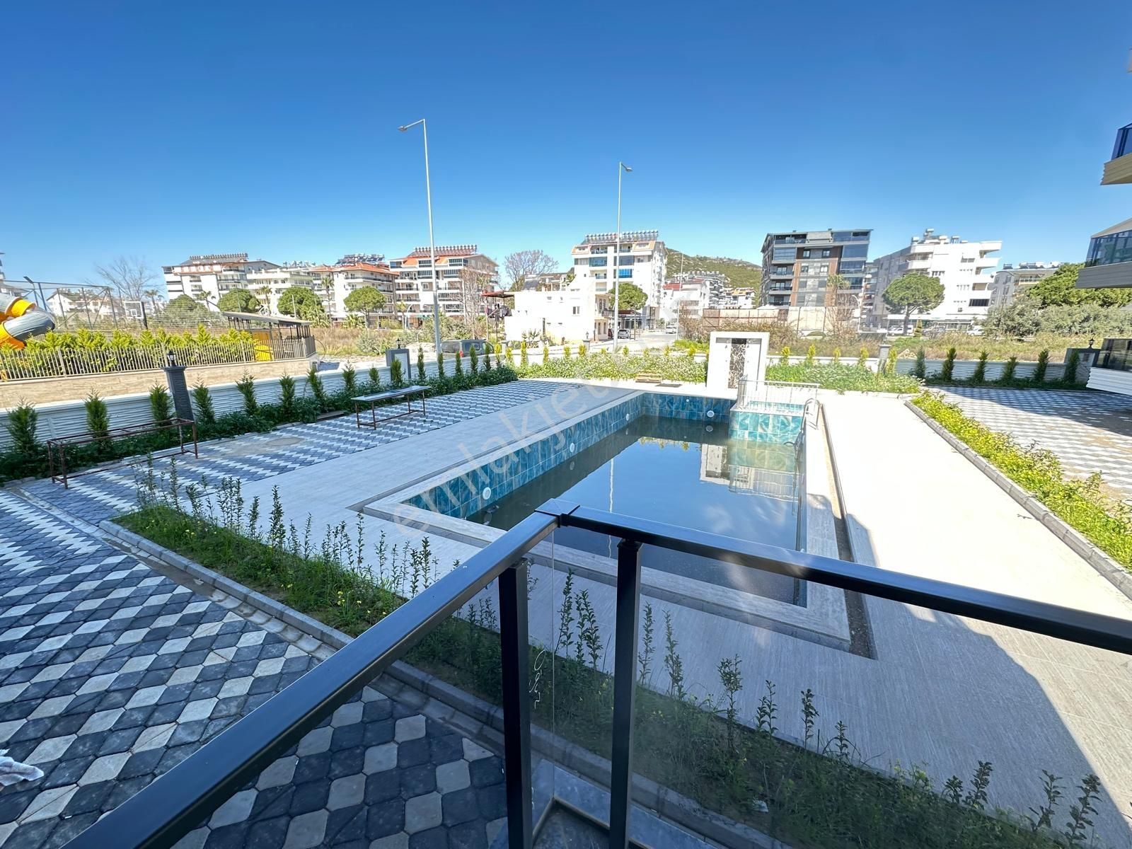 Denize Yakın Konumda Havuz Cepheli 1+1 Daire - Görsel 11