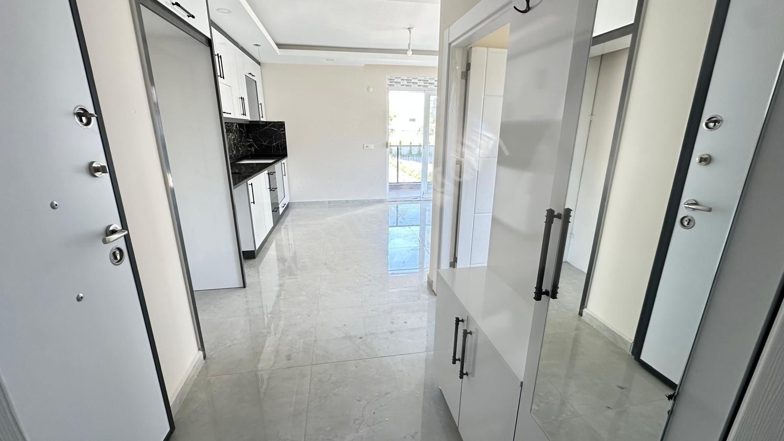 Denize Yakın Konumda Havuz Cepheli 1+1 Daire - Görsel 15