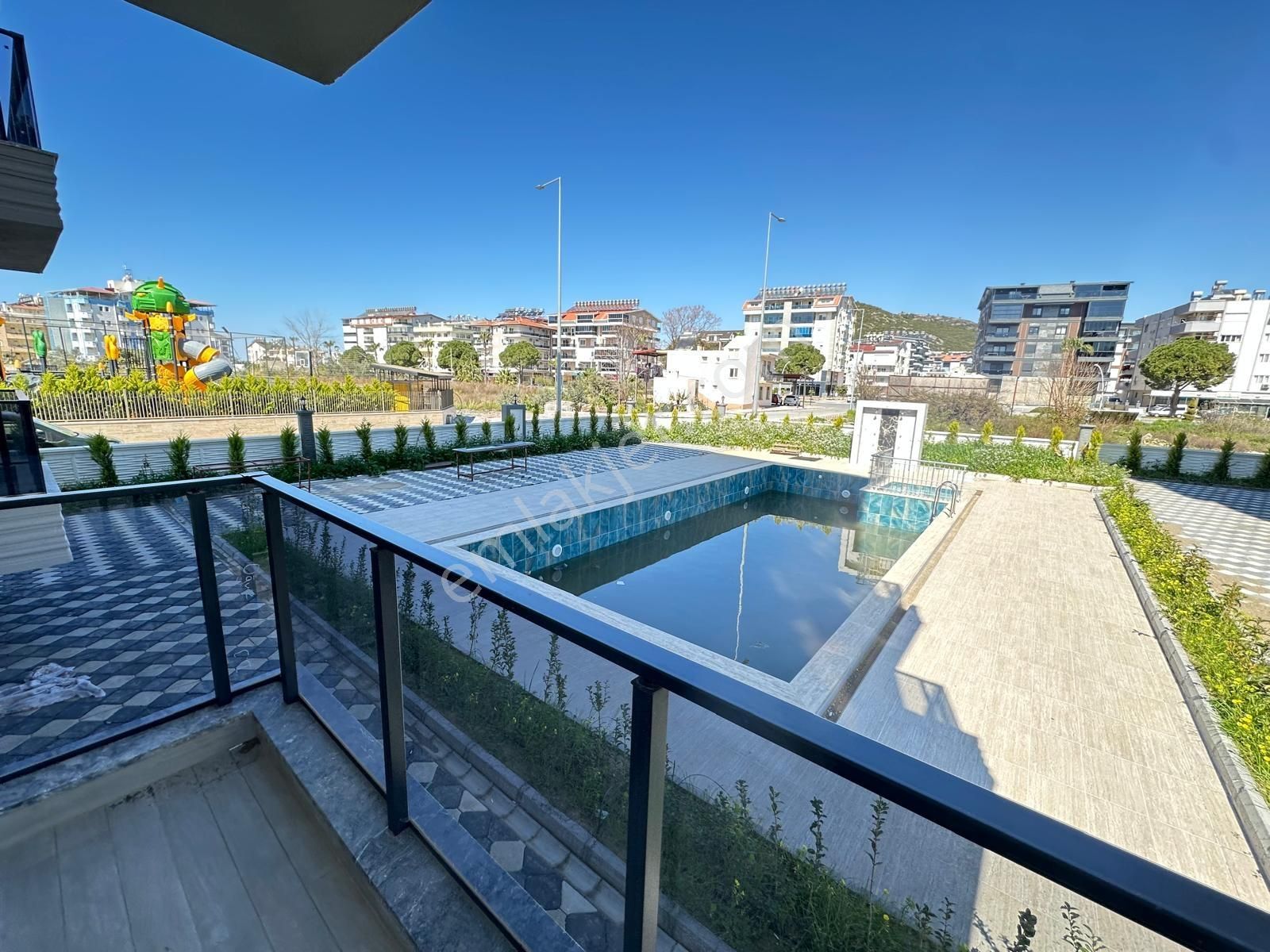 Denize Yakın Konumda Havuz Cepheli 1+1 Daire - Görsel 21