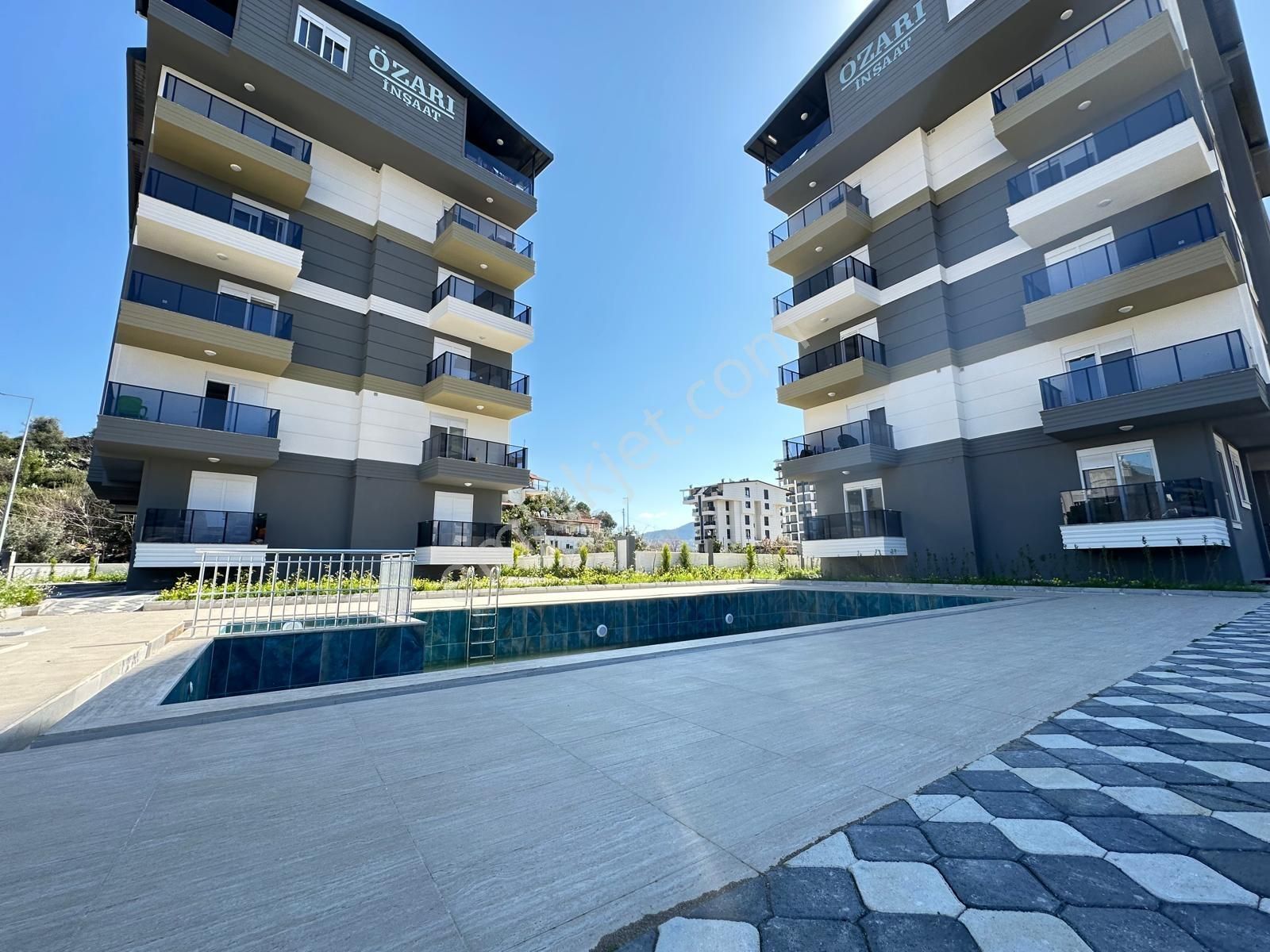 Denize Yakın Konumda Havuz Cepheli 1+1 Daire - Görsel 26