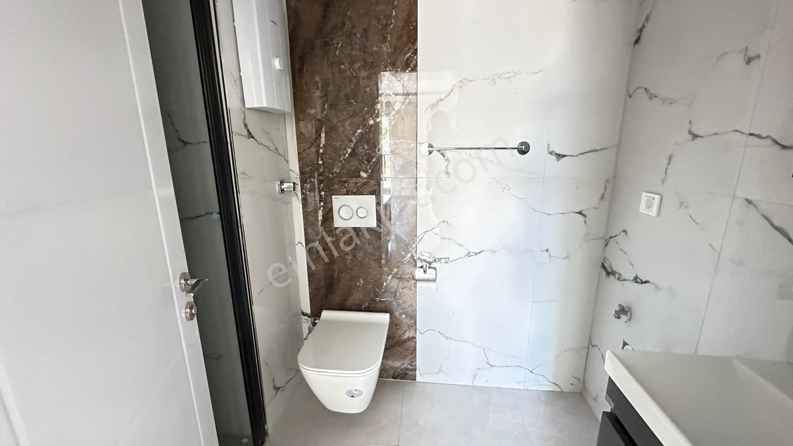 Denize Yakın Konumda Havuz Cepheli 1+1 Daire - Görsel 2