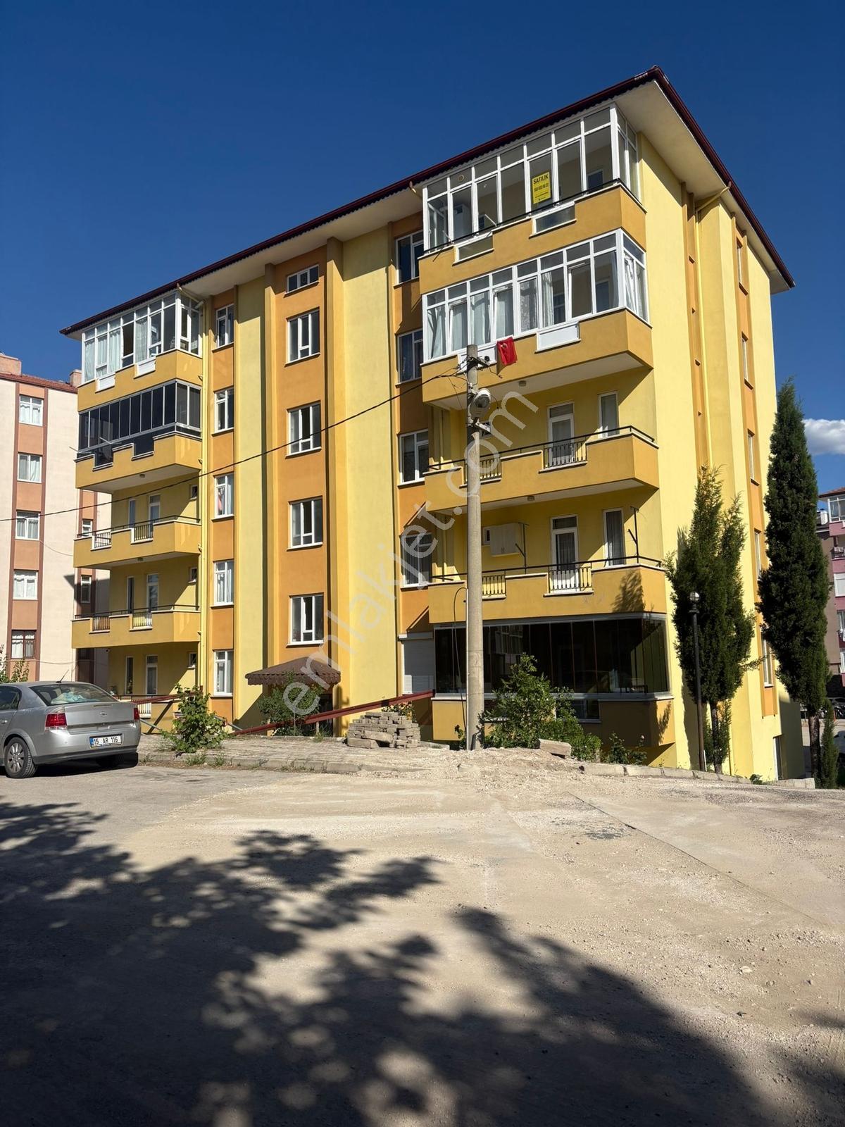 Davraz Mahallesi Şöförler Sitesinde 3+1 Satılk Daire