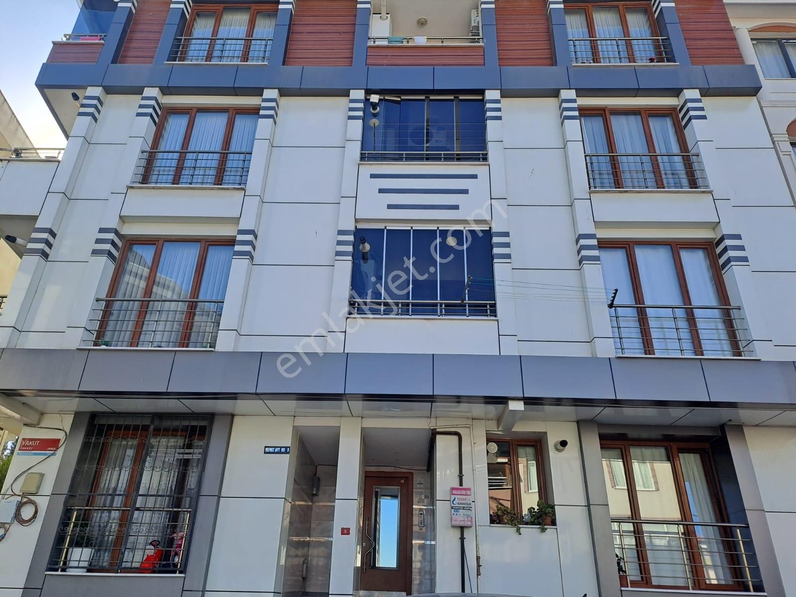 Sefaköyde Satılık 2+1 Daire Metrobüs Ve Toplu Ulaşıma Yakın