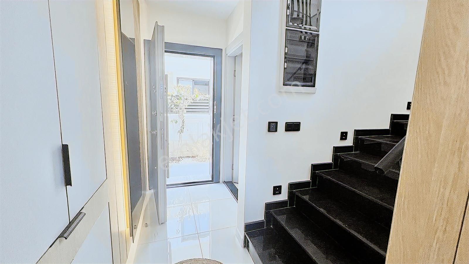 Tam Müstakil Sıfır 3+1 Havuzlu Otoparklı Villa - Görsel 2