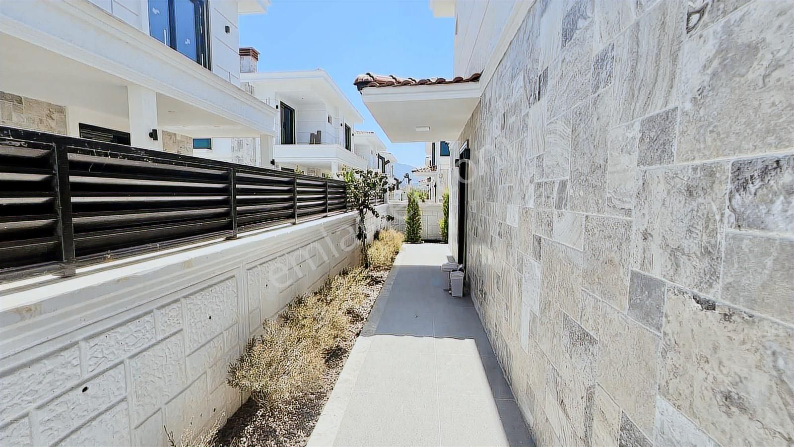 Tam Müstakil Sıfır 3+1 Havuzlu Otoparklı Villa - Görsel 20