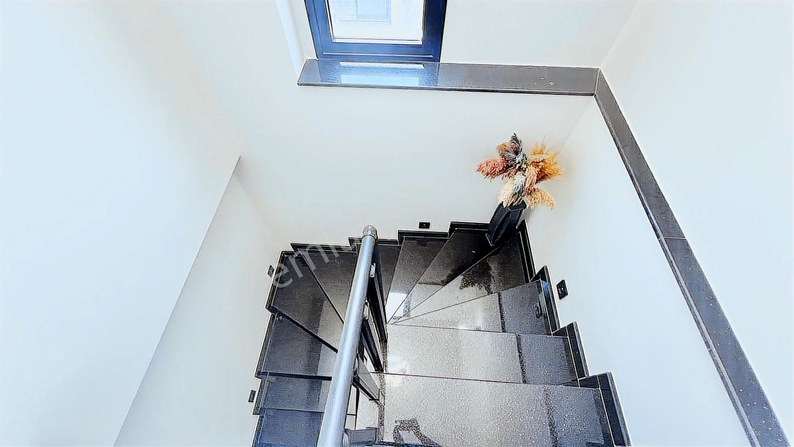 Tam Müstakil Sıfır 3+1 Havuzlu Otoparklı Villa - Görsel 32