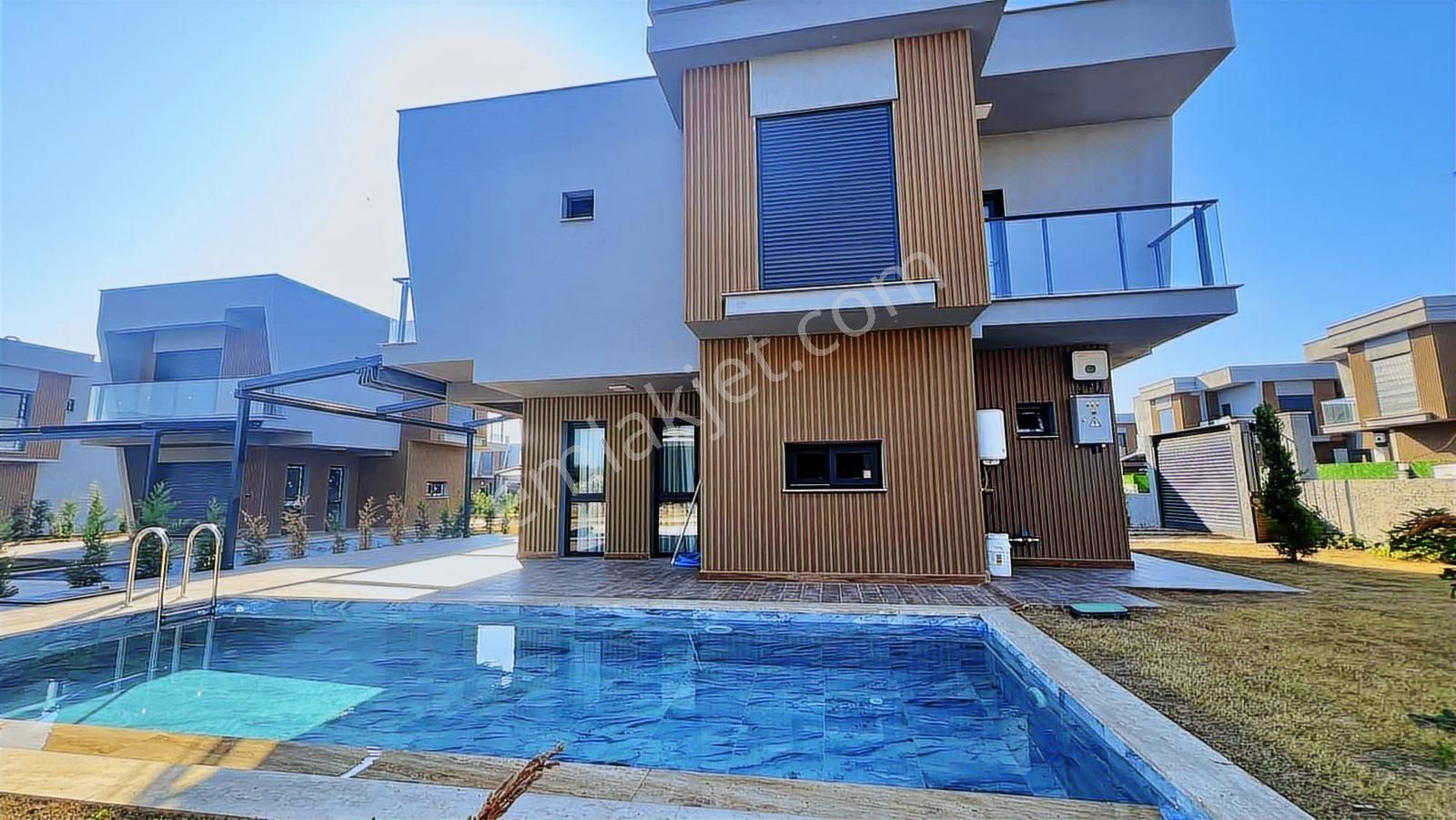 Plaja 600 Metre Lüks Müstakil Sıfır Villa 3+1 - Görsel 12