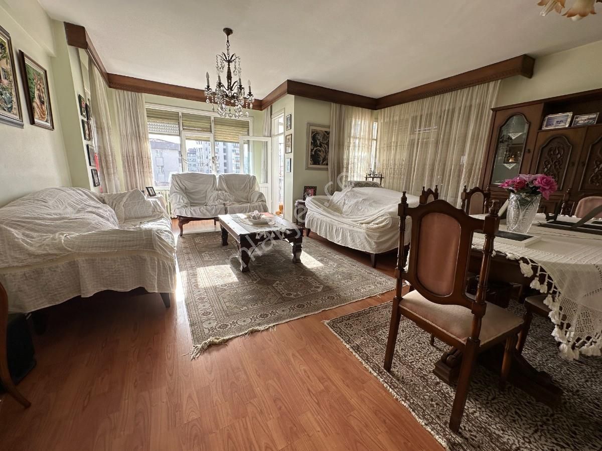 Göztepe Merdivenköyde Minibüs Yoluna Paralel Kiralık 3+1 Daire - Görsel 3