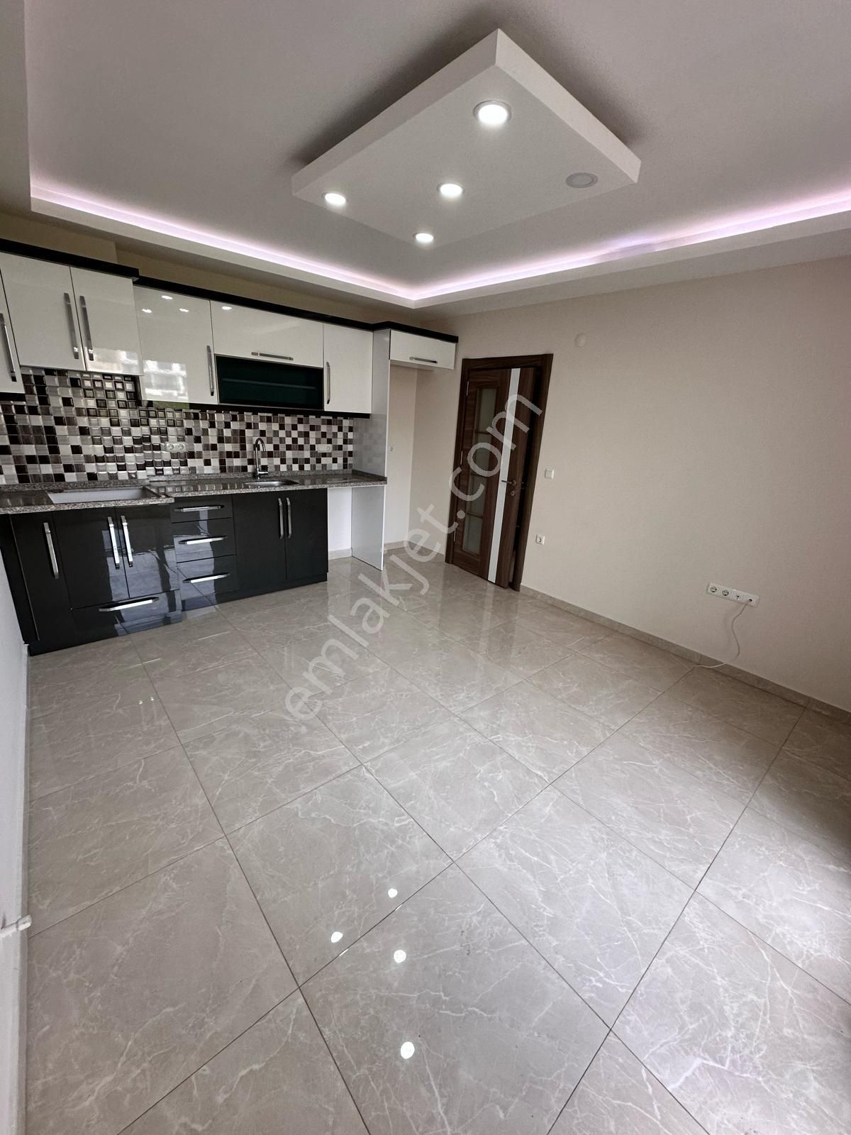 Cumhuriyet Mahallesi'nde 1+1 Havuzlu Sitede Kiralık Daire - Görsel 3