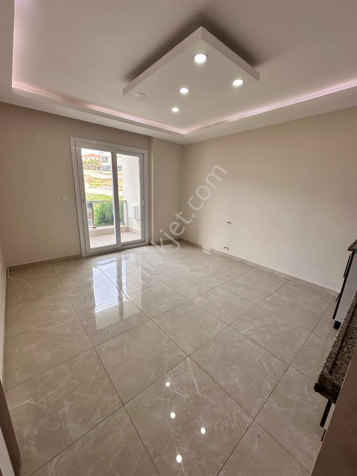Cumhuriyet Mahallesi'nde 1+1 Havuzlu Sitede Kiralık Daire - Görsel 2