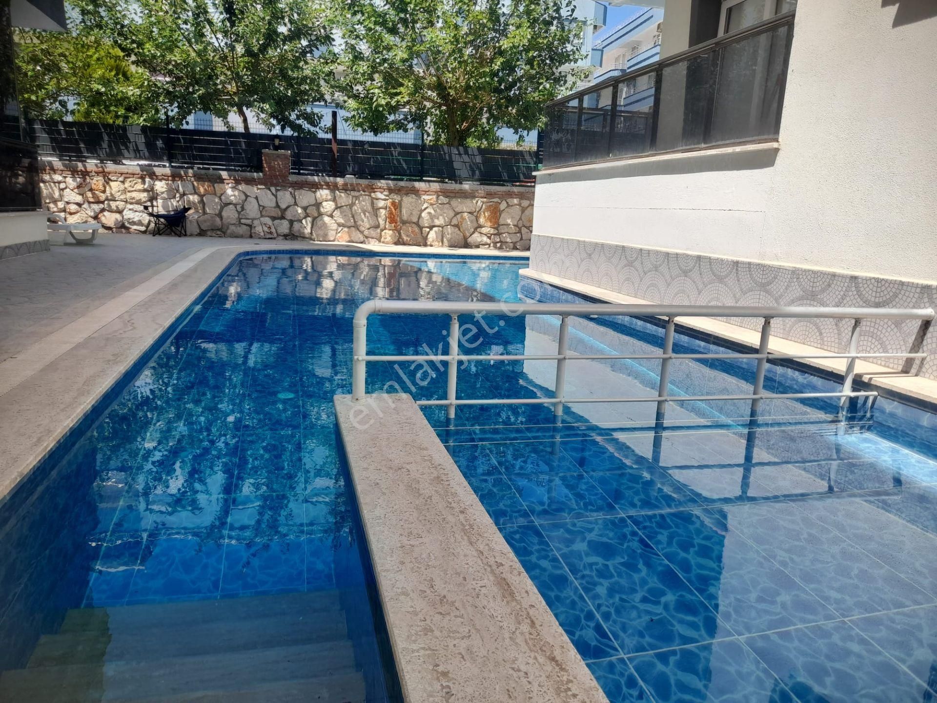 Cumhuriyet Mahallesi'nde 1+1 Havuzlu Sitede Kiralık Daire