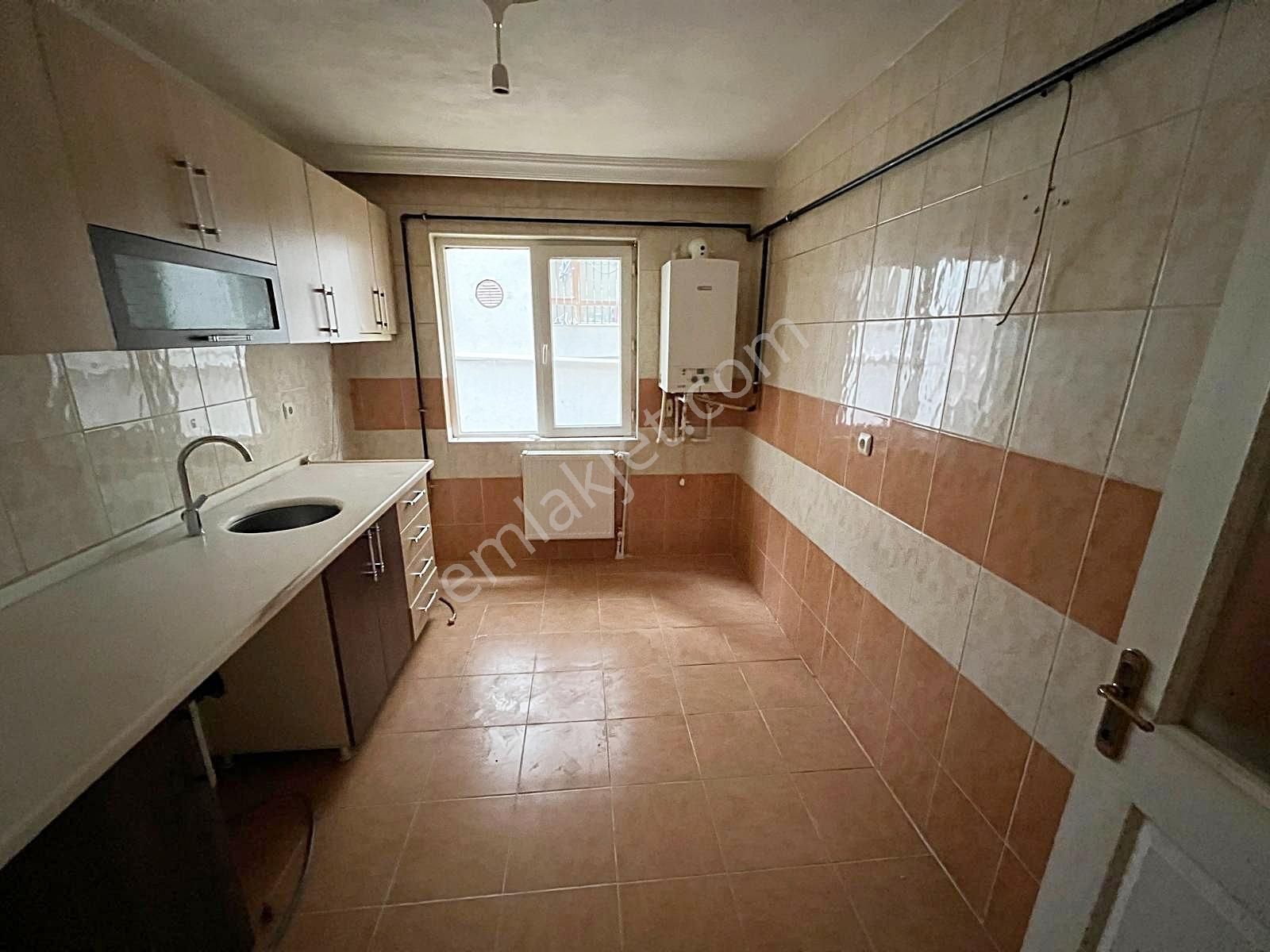 Çarşı_pazar_otobüs_dolmuş_okul_ve_sağlık_ocağı_dibinde_1.kat_2+1