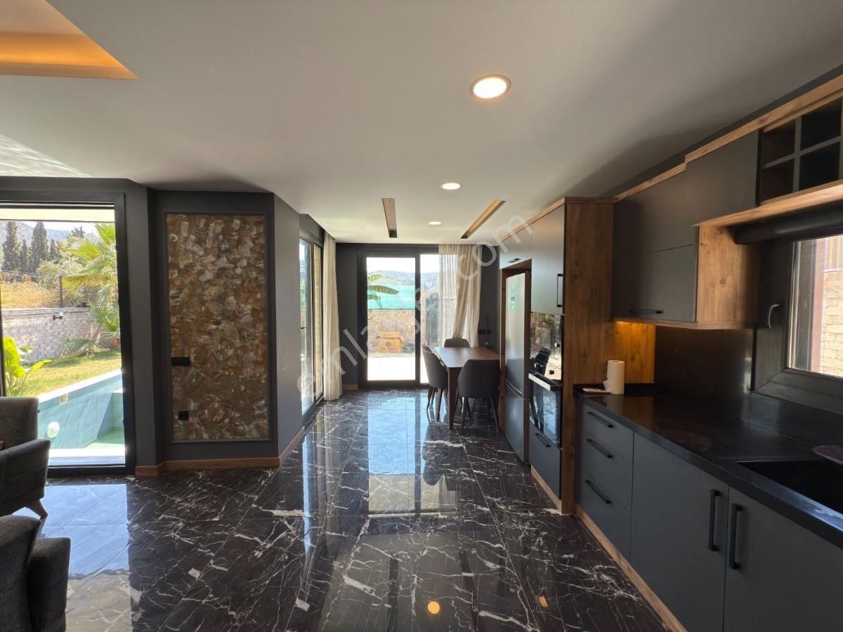 Kuşadası Ege Mahallesinde Satılık Eşyalı Müstakil Villa - Görsel 13