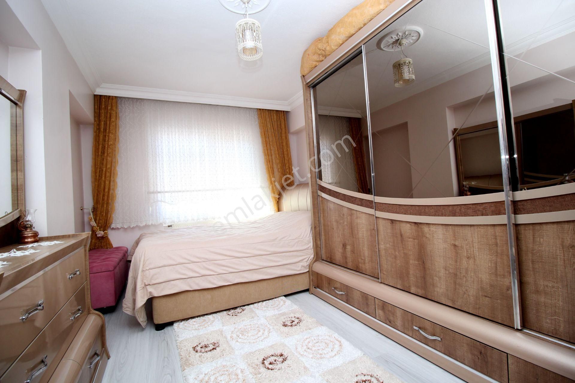 Emre Emlak'tan 30 Ağustos'da Katta Geniş Ön Cephe Satılık 3+1 Daire - Görsel 17