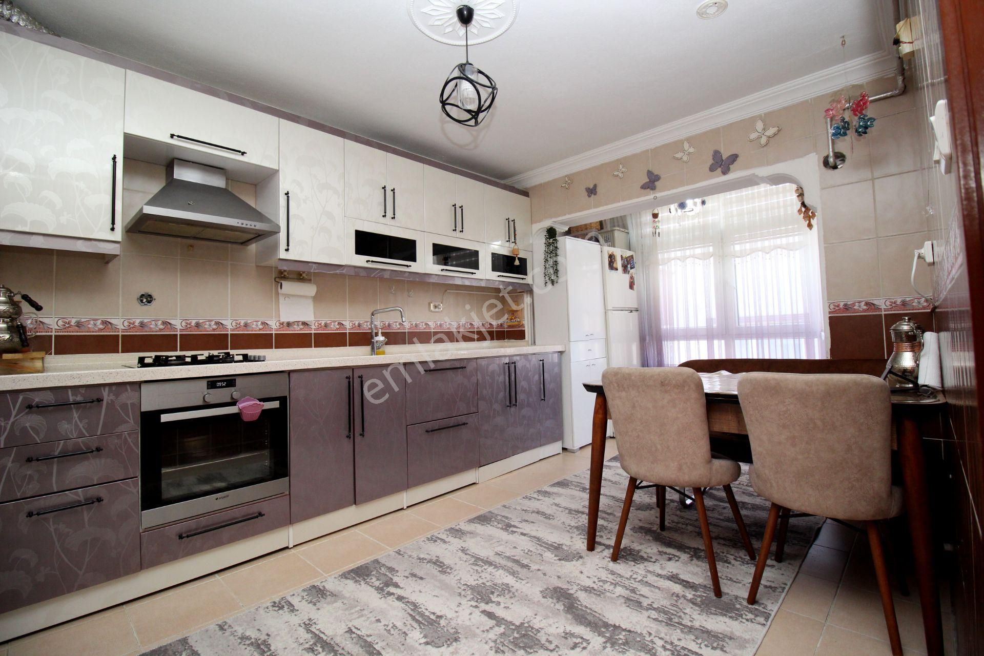 Emre Emlak'tan 30 Ağustos'da Katta Geniş Ön Cephe Satılık 3+1 Daire - Görsel 5