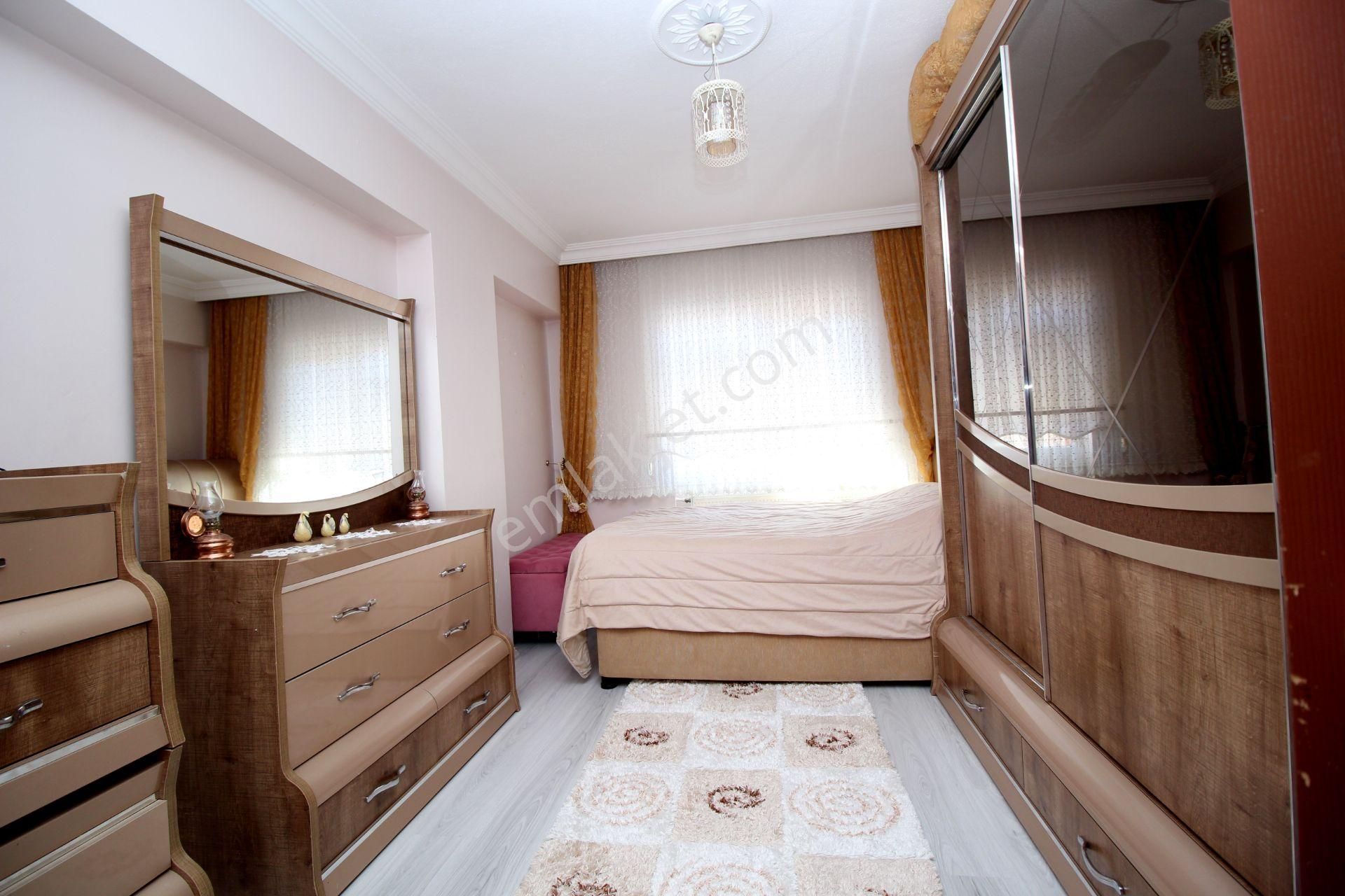 Emre Emlak'tan 30 Ağustos'da Katta Geniş Ön Cephe Satılık 3+1 Daire - Görsel 16