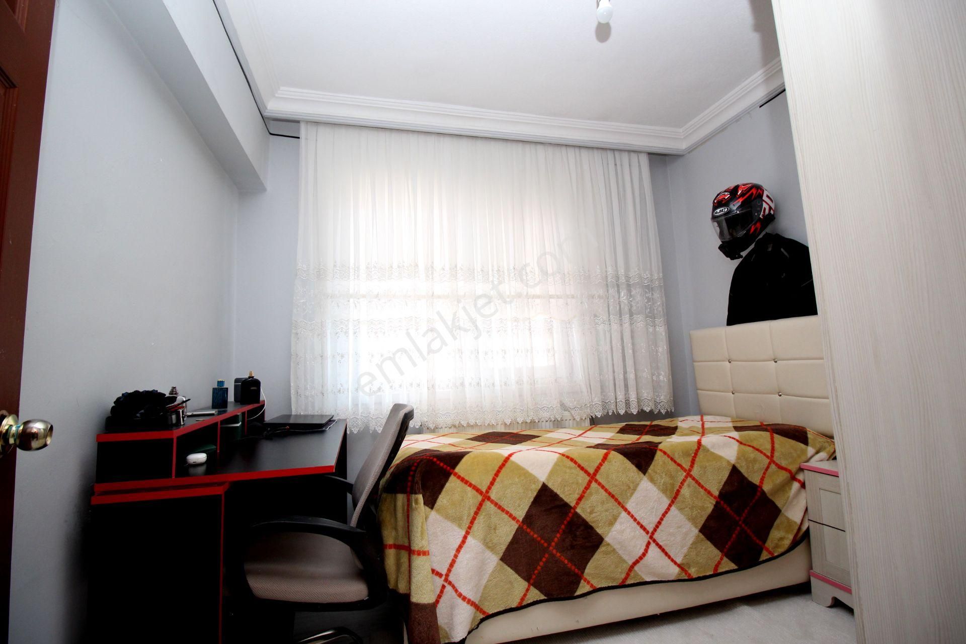 Emre Emlak'tan 30 Ağustos'da Katta Geniş Ön Cephe Satılık 3+1 Daire - Görsel 18