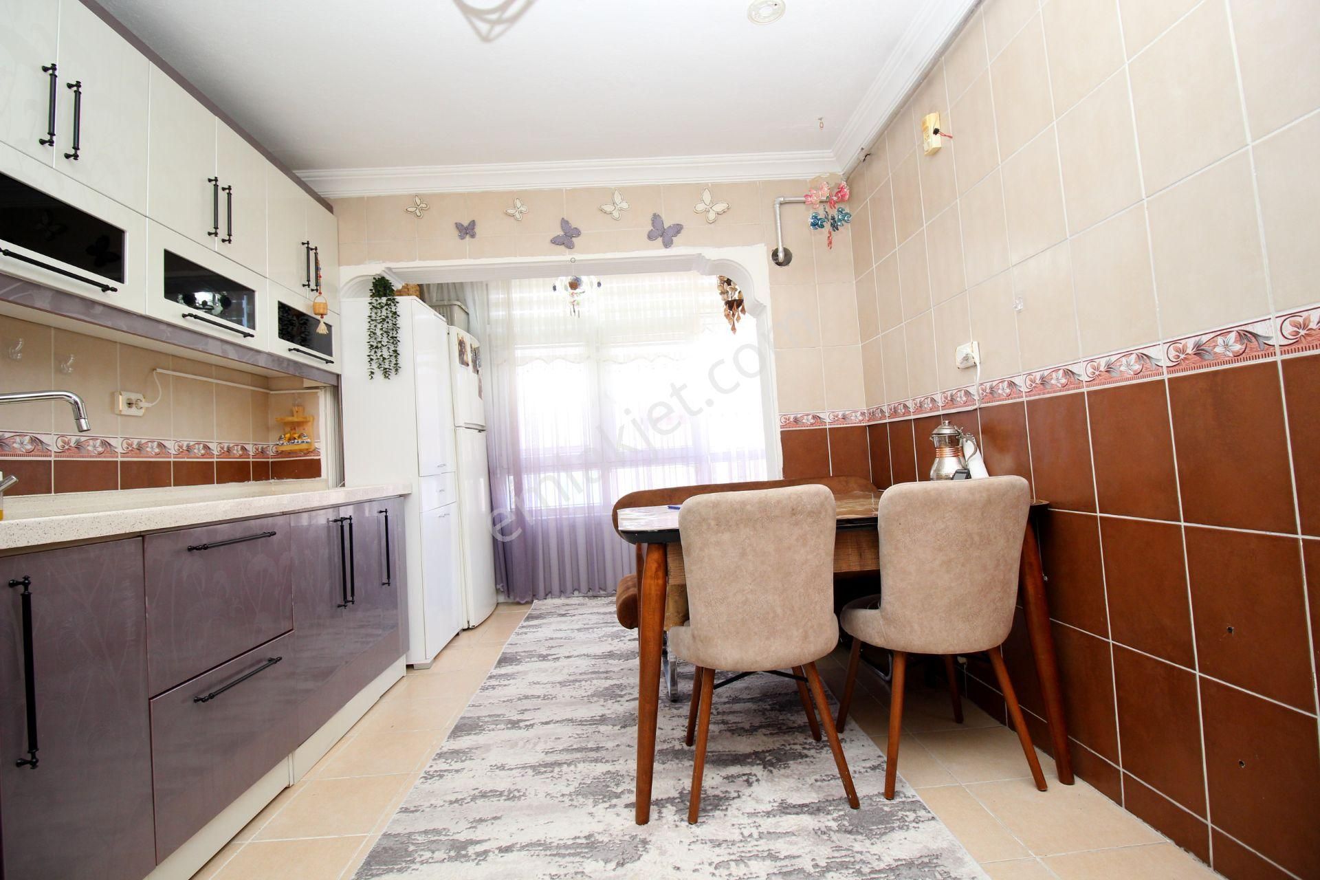 Emre Emlak'tan 30 Ağustos'da Katta Geniş Ön Cephe Satılık 3+1 Daire - Görsel 4