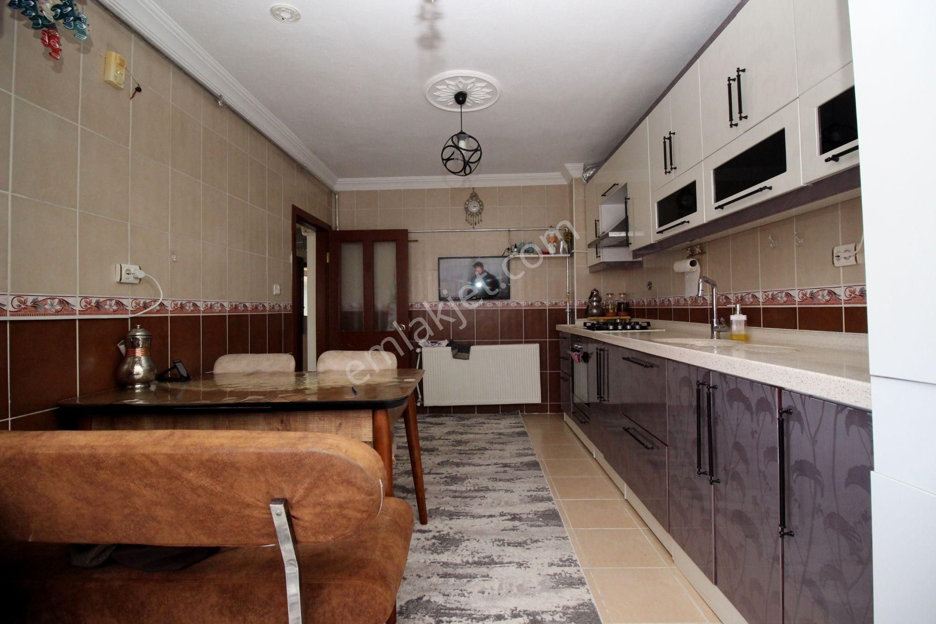 Emre Emlak'tan 30 Ağustos'da Katta Geniş Ön Cephe Satılık 3+1 Daire - Görsel 2