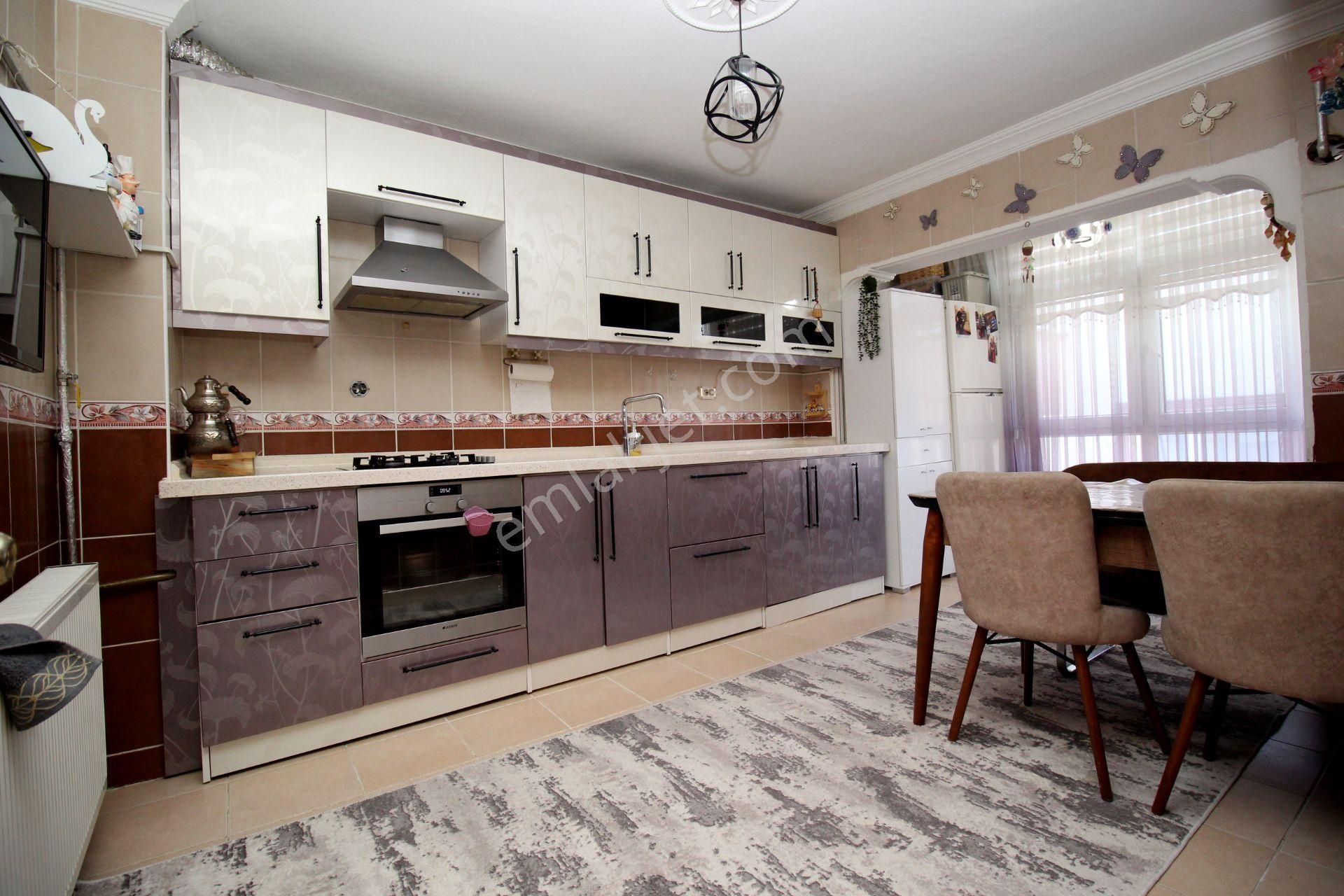 Emre Emlak'tan 30 Ağustos'da Katta Geniş Ön Cephe Satılık 3+1 Daire - Görsel 3