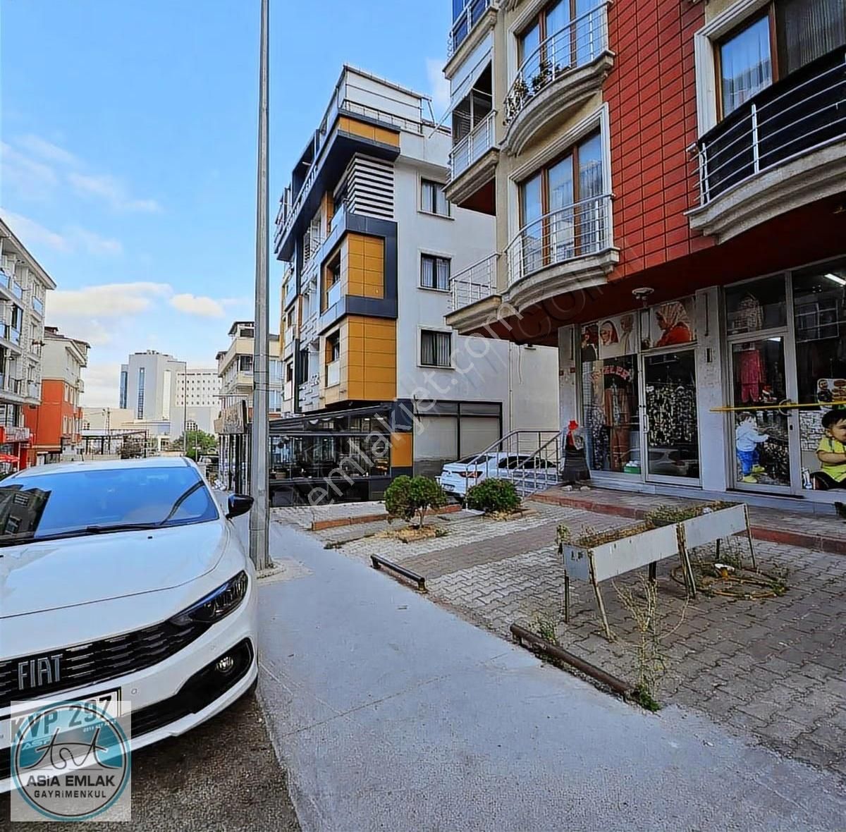Asia'dan Merkezi Konumda Kiralık Depolu Dükkan - Görsel 4