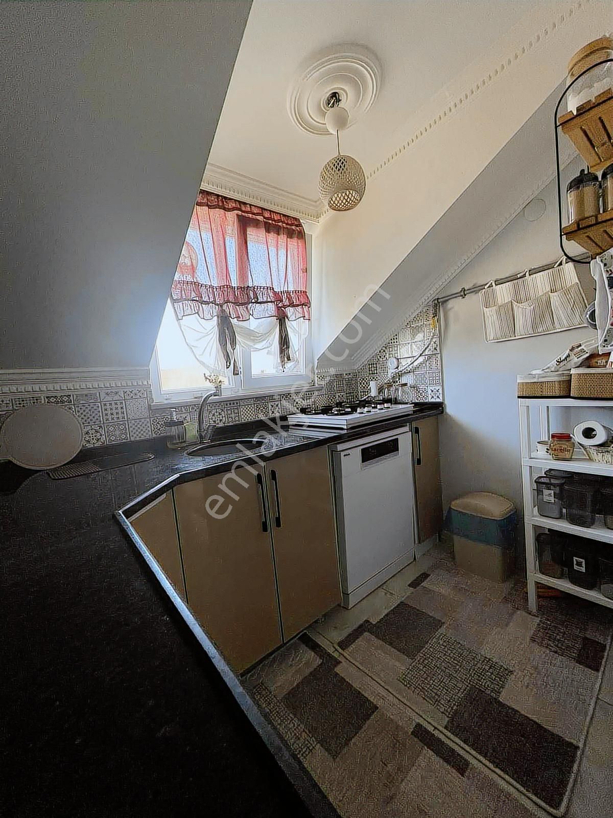 Emsallerine Göre Daha Kullanışlı Kiralık Çatıkatı 2+1 - Görsel 14