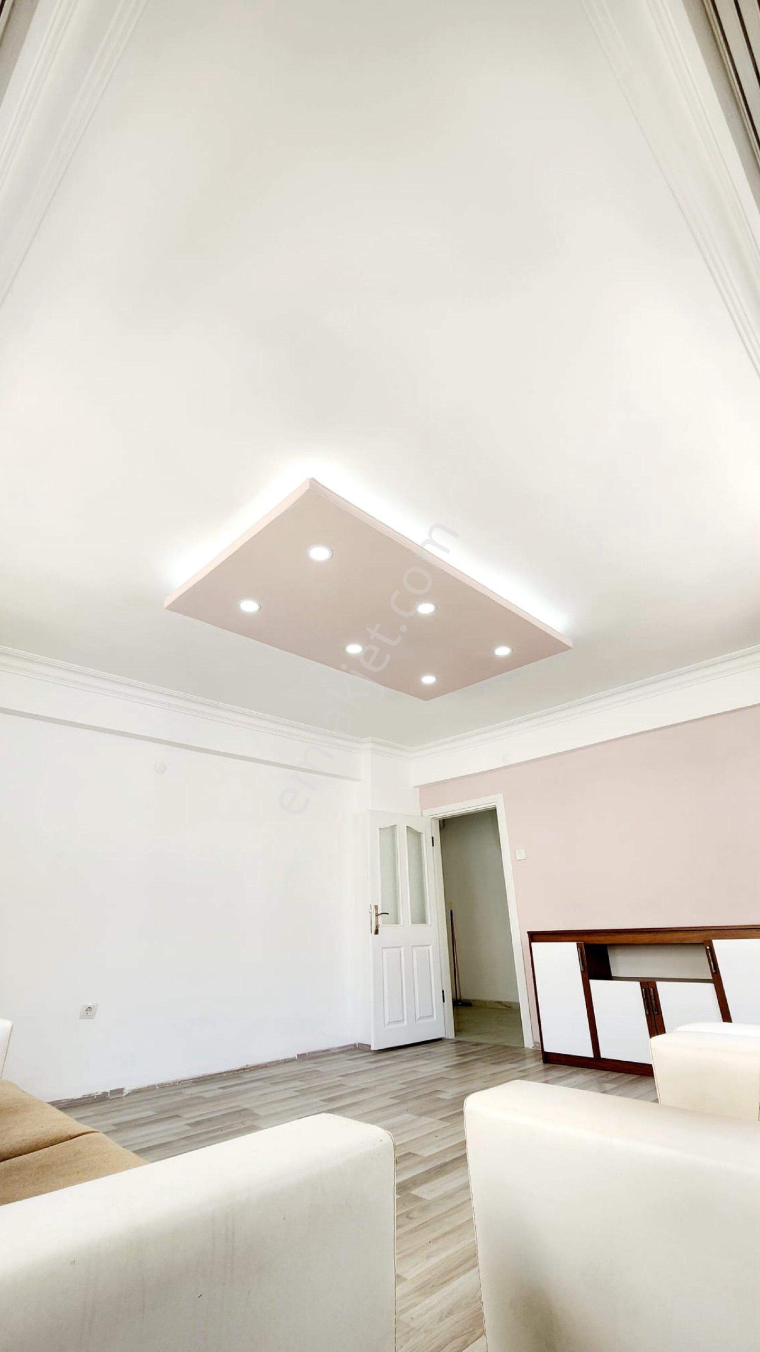 Gazi Caddesi Uzerinde İci Temiz Satılık Daire