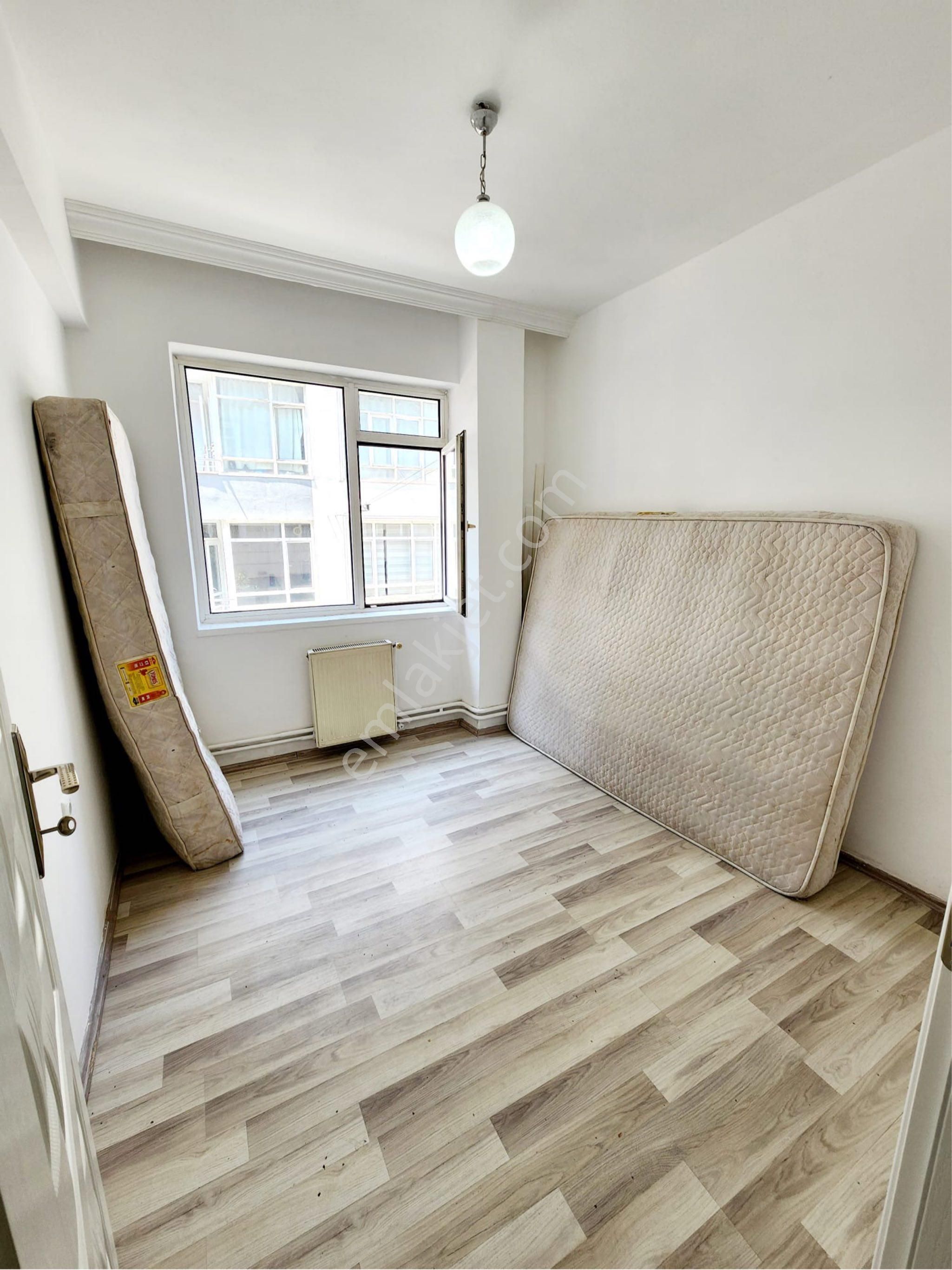 Gazi Caddesi Uzerinde İci Temiz Satılık Daire - Görsel 25