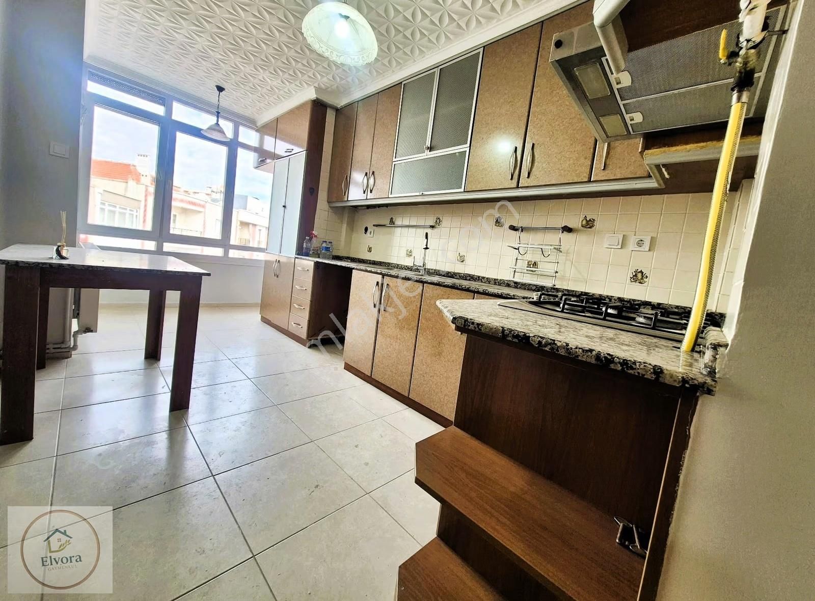 Buca Şirinyer'de Satılık 3+1 Daire Balkonlu, Merkezi Konum